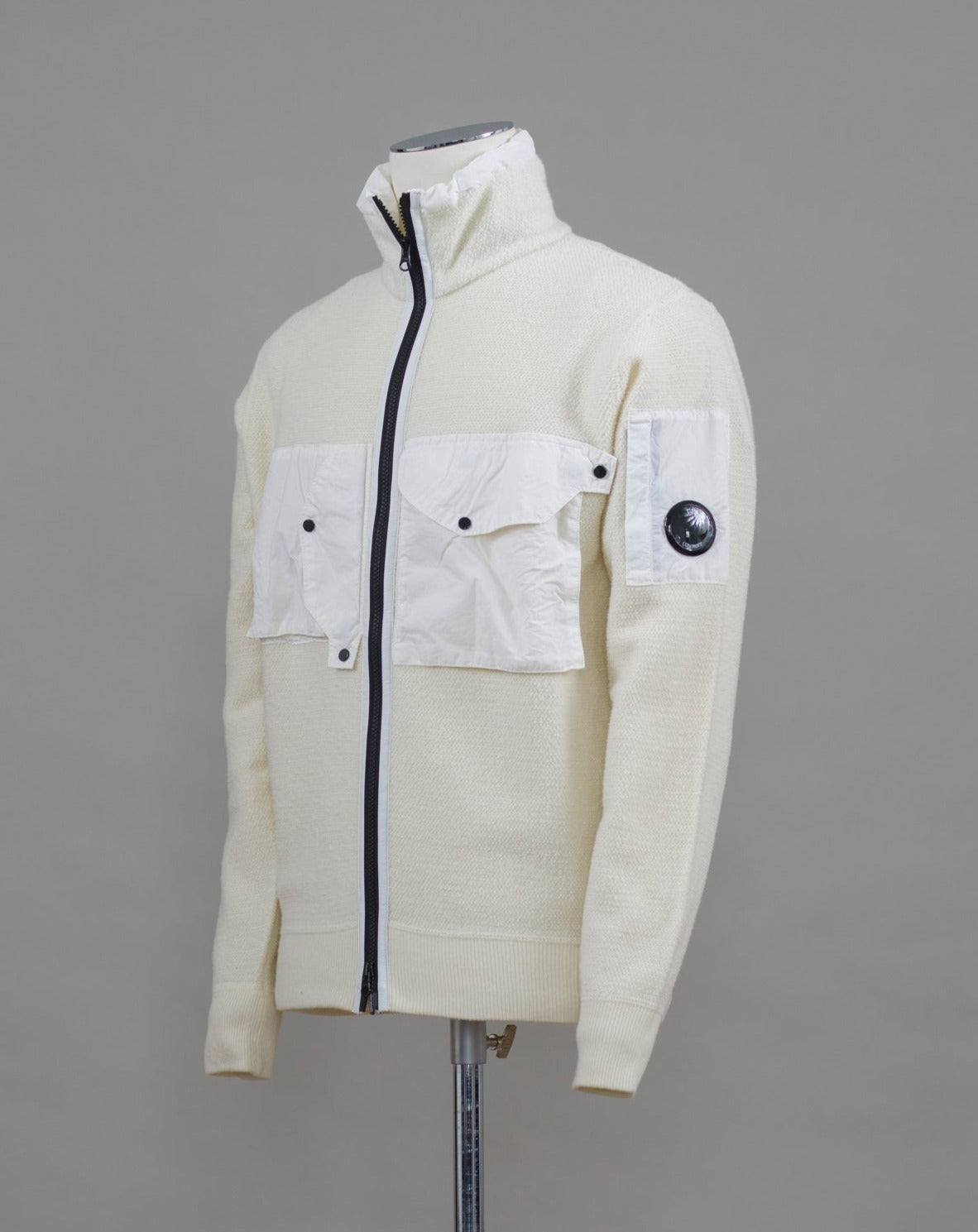 - Ribbed Trims - Lens Detail Sleeve Pocket - Stand Collar - Full Zip Fastening - One Vertical Chest Pocket - One Horizontal Chest PocketArt. 13CMKN281A 005504M Col. 103 / Gauze White C.P. Company Knit Lambswool Cardigan / Gauze White