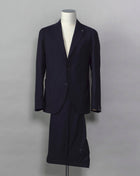 Tagliatore single breasted suit with unconstructed shoulder and unlined inside structure. Relaxed and comfortable, but at the same time look remains very smart and sharp. Composition: 99% Virgin Wool Super 110's 1% Elastan Stretch Modello: 2SMC22K01 Color: Navy / B5092 Unconstructed Unlined 2 Buttons Notch lapel Patch pockets Side vents Flat front Belt loops Made in Martina Franca, Italy