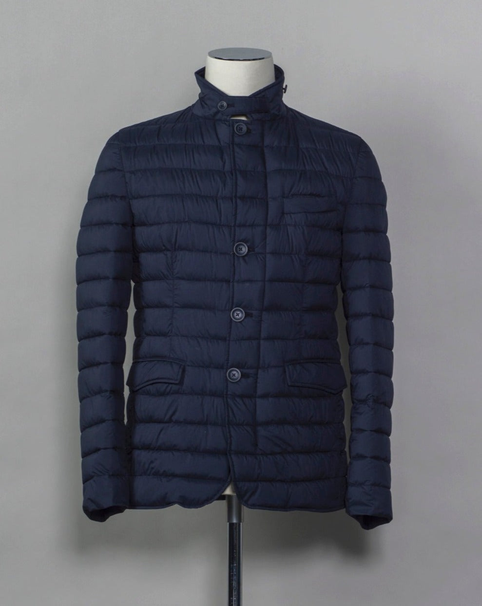 In-Tech™ Alternative Down Light insulation Water repellent Breathable External layer 100% Polyamide Internal padding 100% Polyester Light insulation Buttons and Zip fastening in front Notch lapel Straight flap pockets Center vent PC002ULE 19288 Color: 9250 Made in Romania Herno In-Tech™ Alternative Down jacket. Very versatile outerwear piece