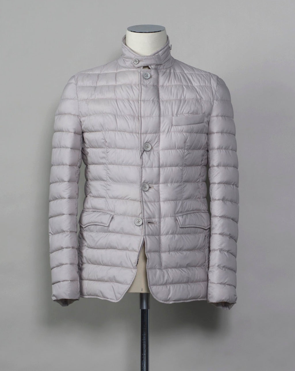 In-Tech™ Alternative Down Light insulation Water repellent Breathable External layer 100% Polyamide Internal padding 100% Polyester Light insulation Buttons and Zip fastening in front Notch lapel Straight flap pockets Center vent PC002ULE 19288 Color: 1300 Made in Romania Herno In-Tech™ Alternative Down jacket. Very versatile outerwear piece that works just as good on both spring and fall or when ever it is a bit chilly.