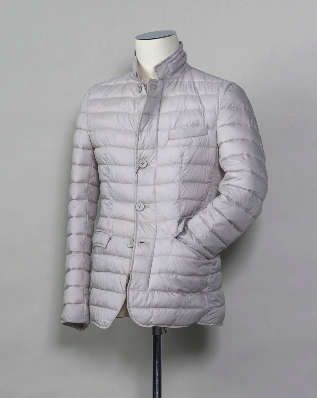 In-Tech™ Alternative Down Light insulation Water repellent Breathable External layer 100% Polyamide Internal padding 100% Polyester Light insulation Buttons and Zip fastening in front Notch lapel Straight flap pockets Center vent PC002ULE 19288 Color: 1300 Made in Romania Herno In-Tech™ Alternative Down jacket. Very versatile outerwear piece that works just as good on both spring and fall or when ever it is a bit chilly.