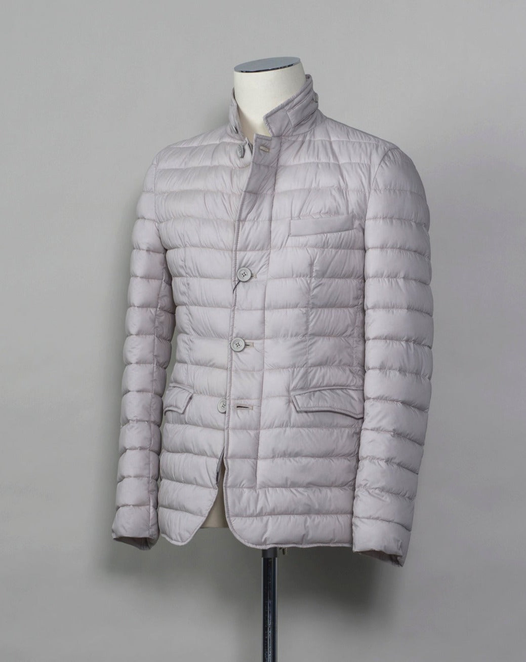 In-Tech™ Alternative Down Light insulation Water repellent Breathable External layer 100% Polyamide Internal padding 100% Polyester Light insulation Buttons and Zip fastening in front Notch lapel Straight flap pockets Center vent PC002ULE 19288 Color: 1300 Made in Romania Herno In-Tech™ Alternative Down jacket. Very versatile outerwear piece that works just as good on both spring and fall or when ever it is a bit chilly.