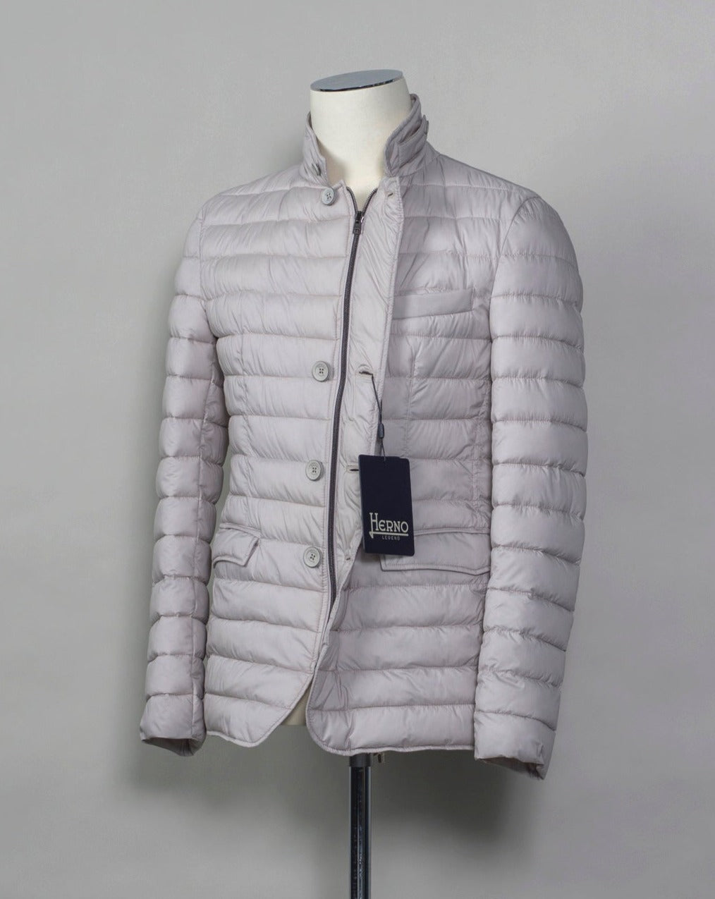 In-Tech™ Alternative Down Light insulation Water repellent Breathable External layer 100% Polyamide Internal padding 100% Polyester Light insulation Buttons and Zip fastening in front Notch lapel Straight flap pockets Center vent PC002ULE 19288 Color: 1300 Made in Romania Herno In-Tech™ Alternative Down jacket. Very versatile outerwear piece that works just as good on both spring and fall or when ever it is a bit chilly.