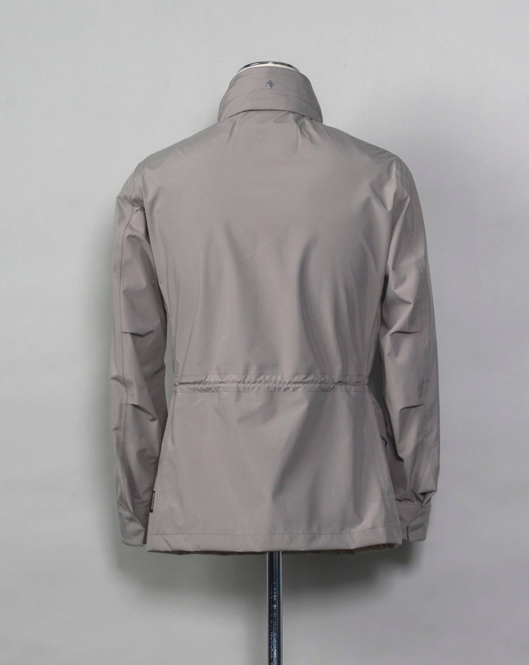 Montecore waterproof field jacket. Four pockets in front and adjustable waistband. Adjustable hood that can be folded inside the collar. So all the classical elements of a proper field jacket plus the added value of a waterproof and breathable technical material. Four pockets in front Adjustable waist band Adjustable hood inside the collar Waterproof Breathable Taped seams 79% Polyester 21% Polyurethane Art. S04MUCT603 Col. 23 / Stone Grey