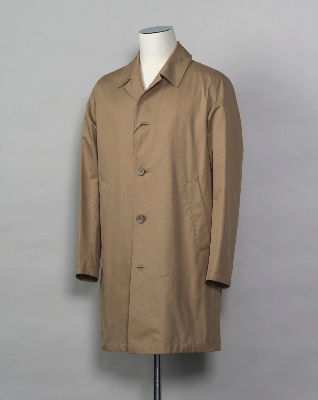 This garment comes Herno's historical archive. The inspiration comes from our passion and innovative research that we have been committed to since 1948. Composition: main fabric 100% cotton, secondary fabric: 65% polyester 35% cotton, lining 100% cotton Hidden button front closure Two slanted side pockets and two inner pockets Half lined Made in Italy IM000309U 13218 Color: 2000