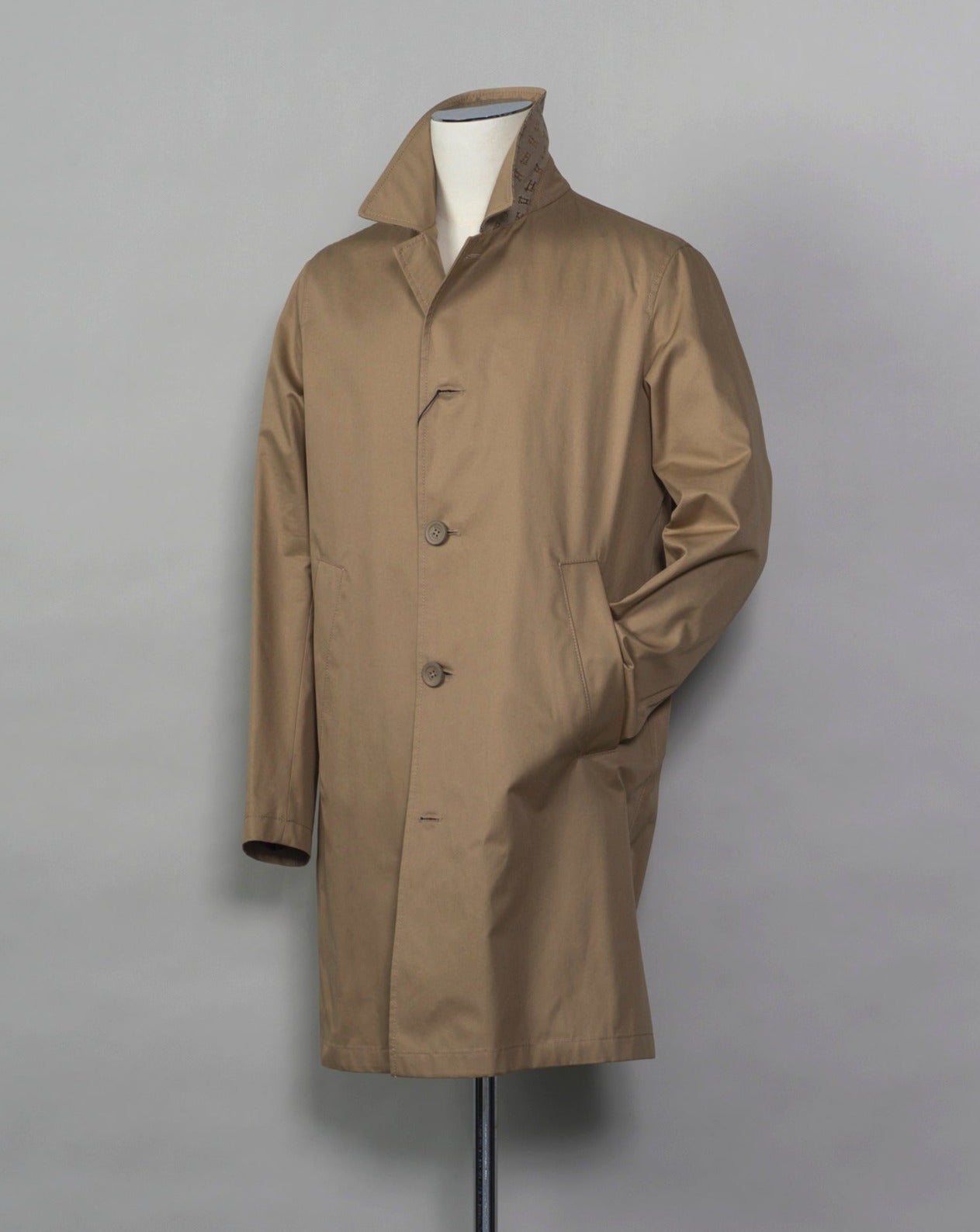 This garment comes Herno's historical archive. The inspiration comes from our passion and innovative research that we have been committed to since 1948. Composition: main fabric 100% cotton, secondary fabric: 65% polyester 35% cotton, lining 100% cotton Hidden button front closure Two slanted side pockets and two inner pockets Half lined Made in Italy IM000309U 13218 Color: 2000