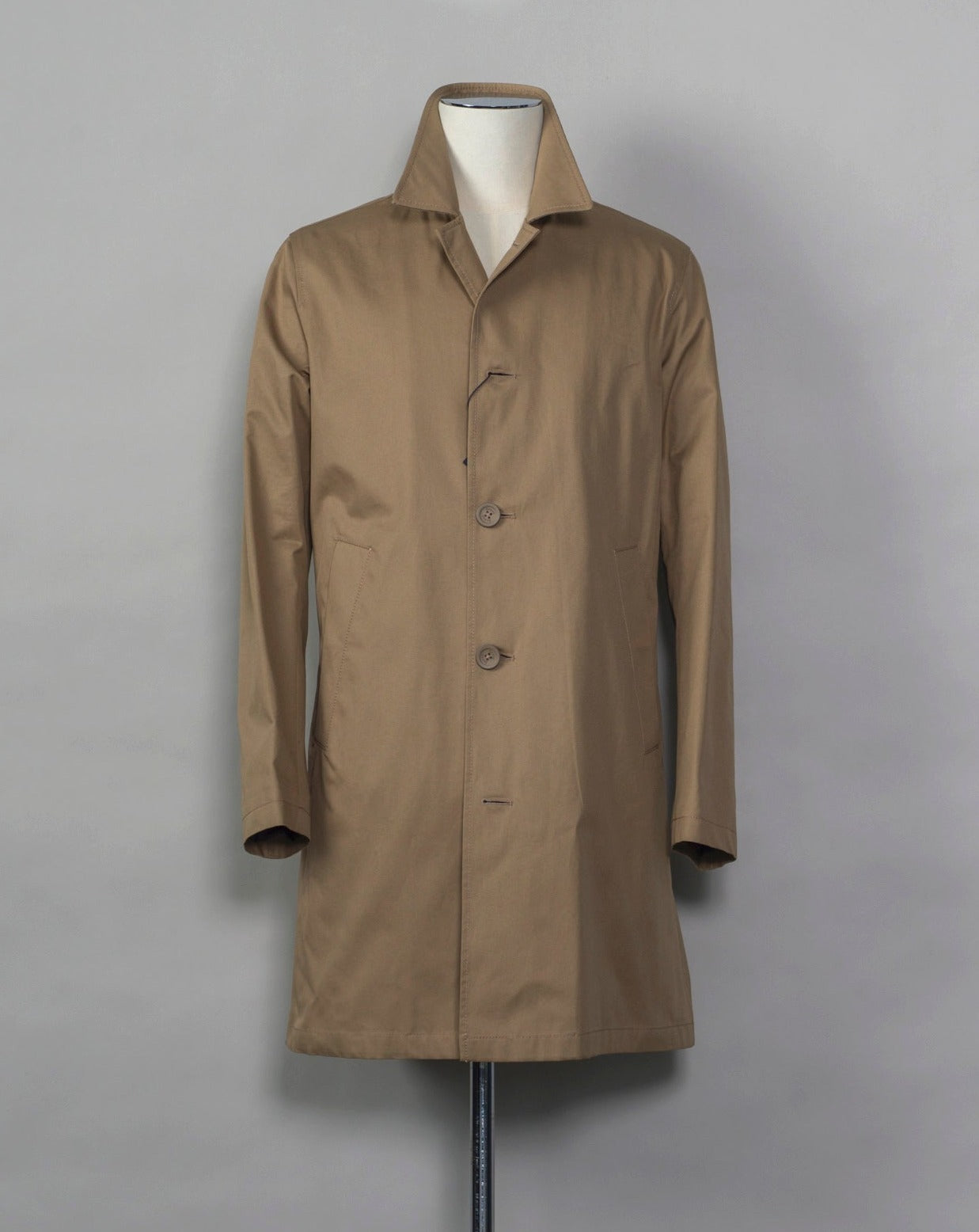This garment comes Herno's historical archive. The inspiration comes from our passion and innovative research that we have been committed to since 1948. Composition: main fabric 100% cotton, secondary fabric: 65% polyester 35% cotton, lining 100% cotton Hidden button front closure Two slanted side pockets and two inner pockets Half lined Made in Italy IM000309U 13218 Color: 2000