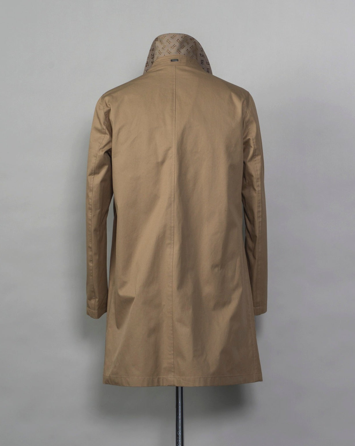 This garment comes Herno's historical archive. The inspiration comes from our passion and innovative research that we have been committed to since 1948. Composition: main fabric 100% cotton, secondary fabric: 65% polyester 35% cotton, lining 100% cotton Hidden button front closure Two slanted side pockets and two inner pockets Half lined Made in Italy IM000309U 13218 Color: 2000