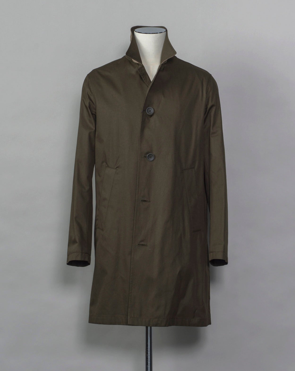 This garment comes Herno's historical archive. The inspiration comes from our passion and innovative research that we have been committed to since 1948. Composition: main fabric 100% cotton, secondary fabric: 65% polyester 35% cotton, lining 100% cotton Hidden button front closure Two slanted side pockets and two inner pockets Half lined Made in Italy IM000309U 13218 Color: 7730