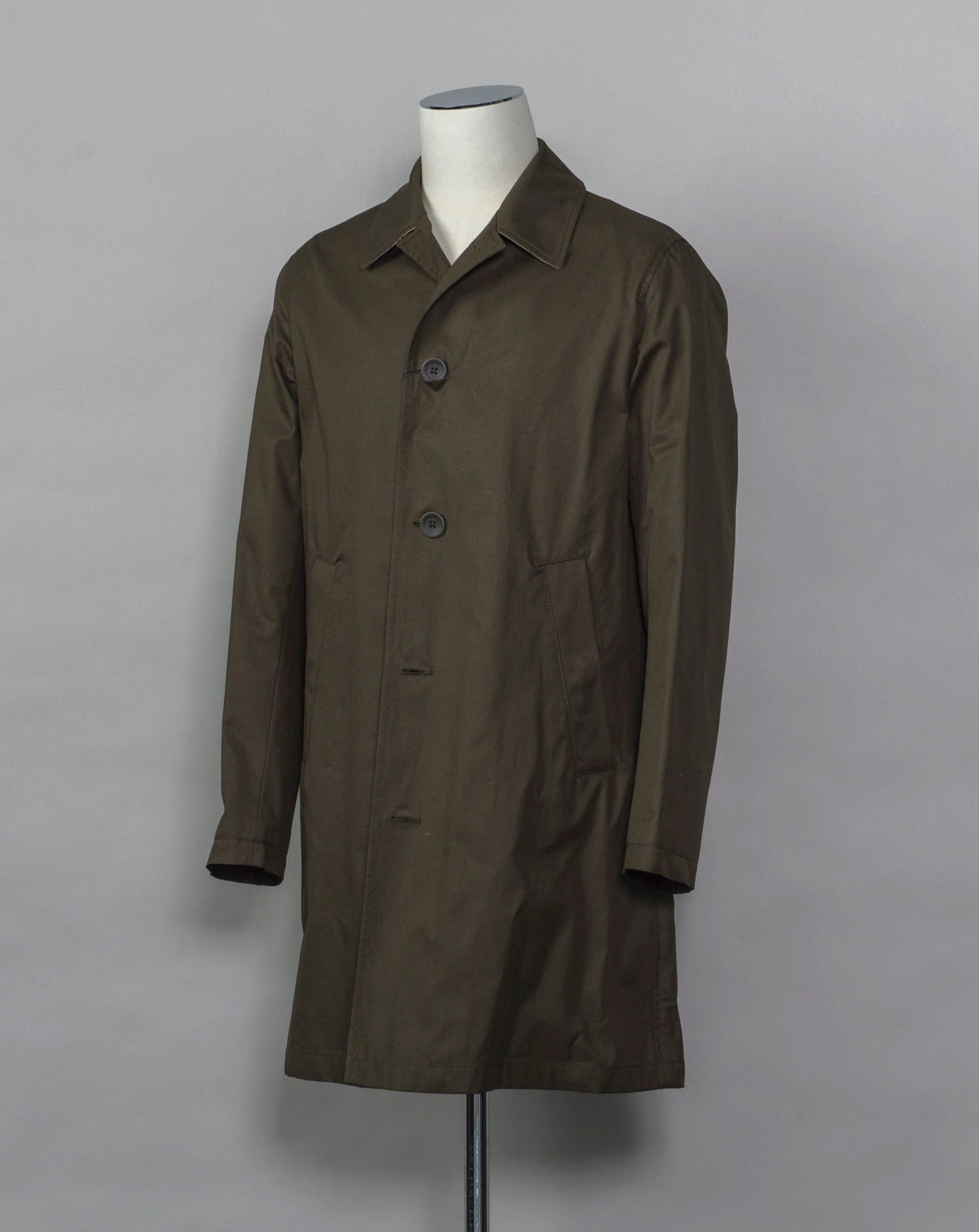 This garment comes Herno's historical archive. The inspiration comes from our passion and innovative research that we have been committed to since 1948. Composition: main fabric 100% cotton, secondary fabric: 65% polyester 35% cotton, lining 100% cotton Hidden button front closure Two slanted side pockets and two inner pockets Half lined Made in Italy IM000309U 13218 Color: 7730
