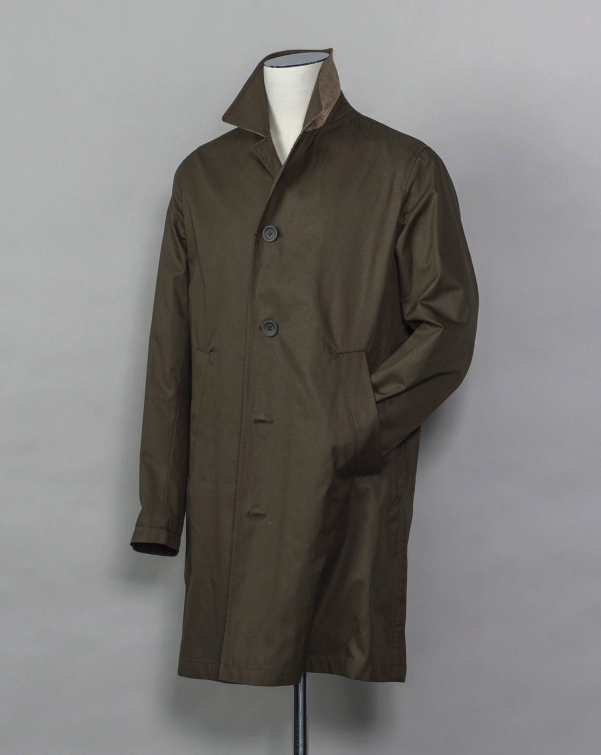 This garment comes Herno's historical archive. The inspiration comes from our passion and innovative research that we have been committed to since 1948. Composition: main fabric 100% cotton, secondary fabric: 65% polyester 35% cotton, lining 100% cotton Hidden button front closure Two slanted side pockets and two inner pockets Half lined Made in Italy IM000309U 13218 Color: 7730