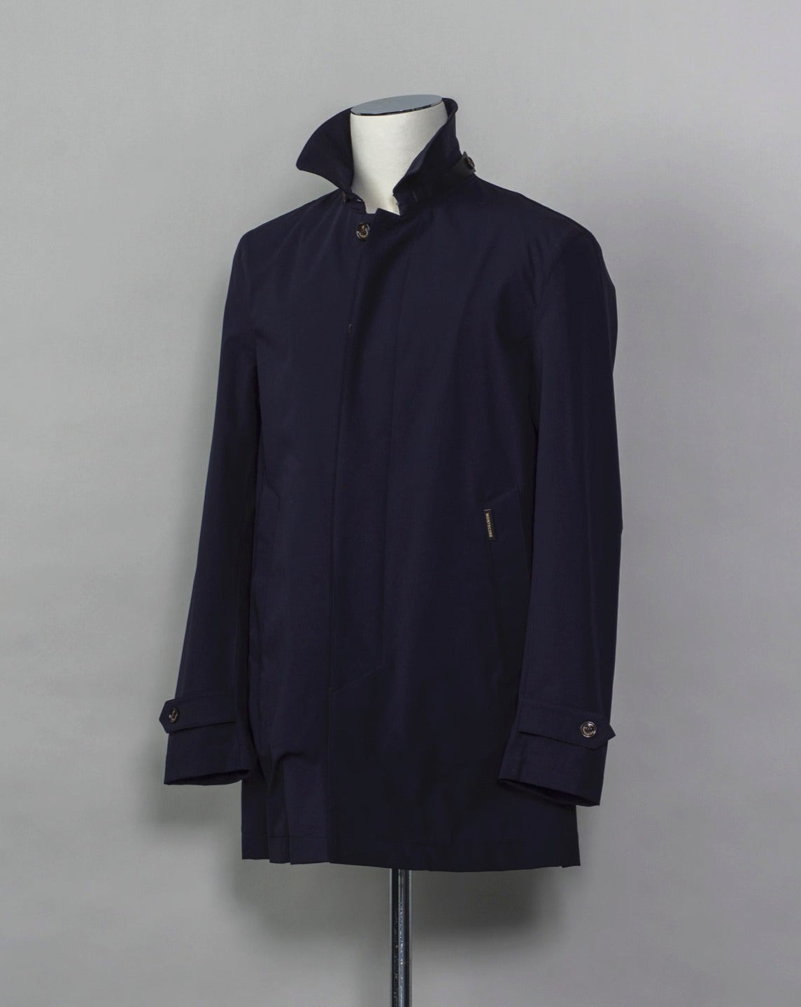 Unlined and unconstructed car coat from Montecore. Two-way-stretch fabric for maximum comfort. Car coat 5 buttons in front Slanted front pockets Center back vent Article: S04MUC600 Compositon: 83% Polyamide 17% Elastan Color: 89 / Dark Navy
