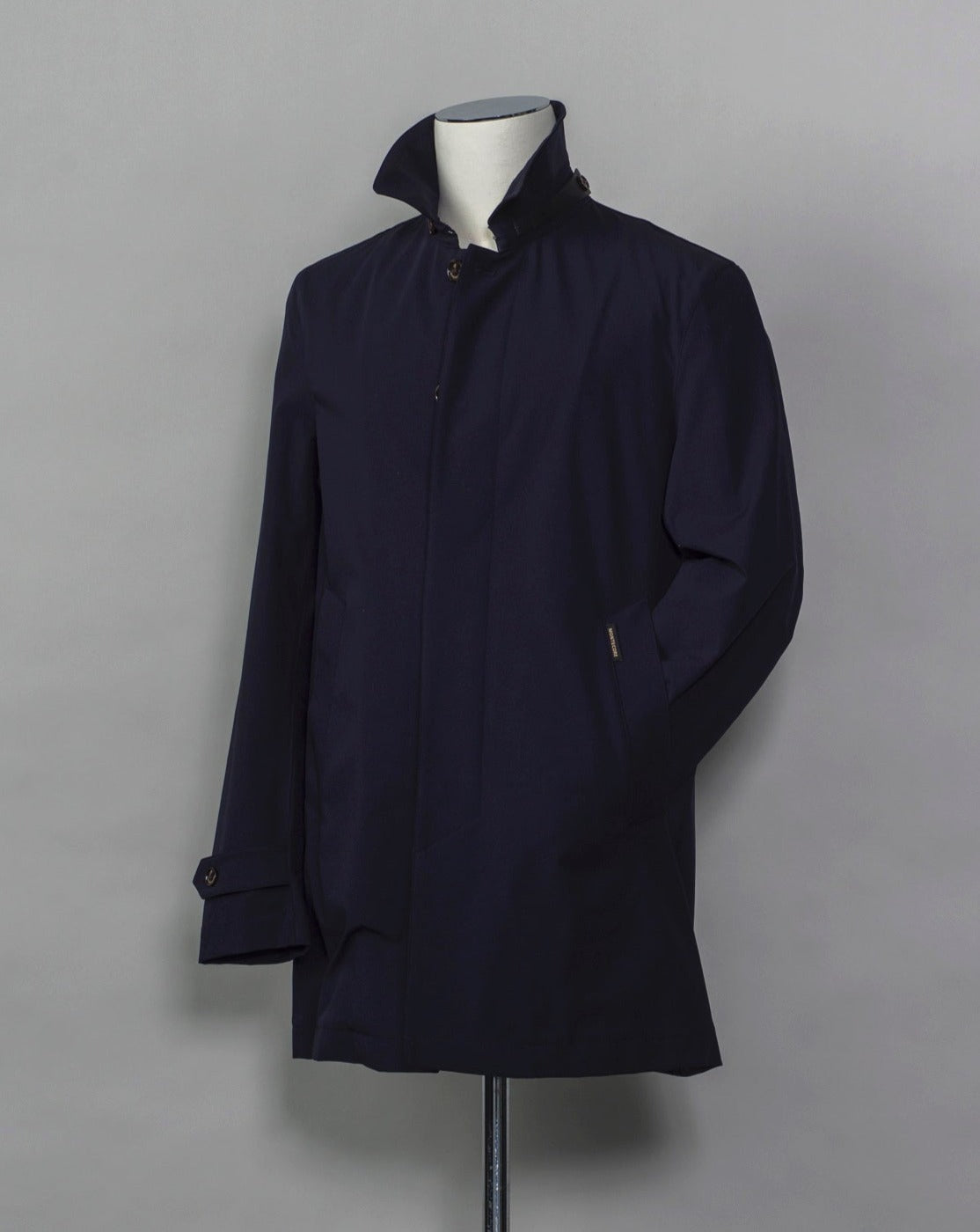 Unlined and unconstructed car coat from Montecore. Two-way-stretch fabric for maximum comfort. Car coat 5 buttons in front Slanted front pockets Center back vent Article: S04MUC600 Compositon: 83% Polyamide 17% Elastan Color: 89 / Dark Navy