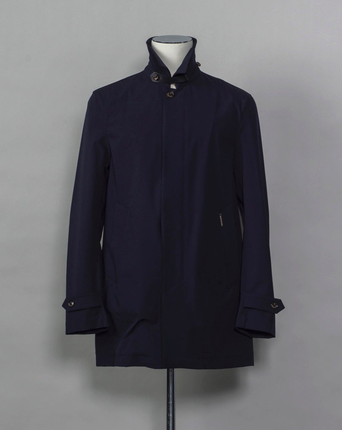Unlined and unconstructed car coat from Montecore. Two-way-stretch fabric for maximum comfort. Car coat 5 buttons in front Slanted front pockets Center back vent Article: S04MUC600 Compositon: 83% Polyamide 17% Elastan Color: 89 / Dark Navy