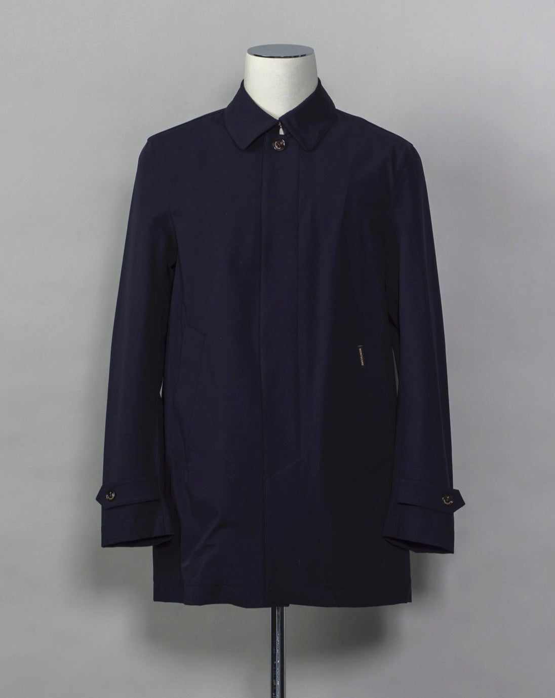 Unlined and unconstructed car coat from Montecore. Two-way-stretch fabric for maximum comfort. Car coat 5 buttons in front Slanted front pockets Center back vent Article: S04MUC600 Compositon: 83% Polyamide 17% Elastan Color: 89 / Dark Navy