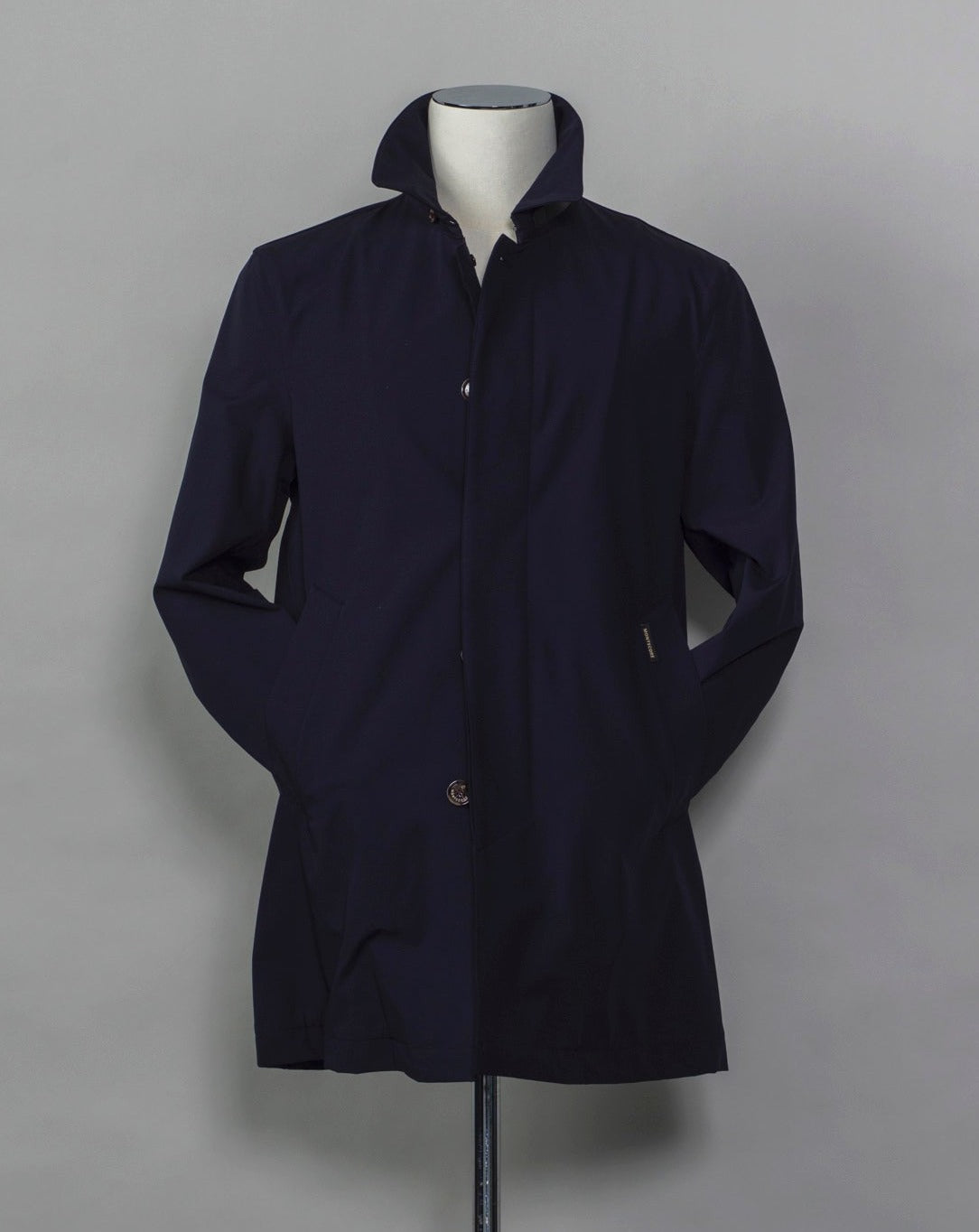 Unlined and unconstructed car coat from Montecore. Two-way-stretch fabric for maximum comfort. Car coat 5 buttons in front Slanted front pockets Center back vent Article: S04MUC600 Compositon: 83% Polyamide 17% Elastan Color: 89 / Dark Navy