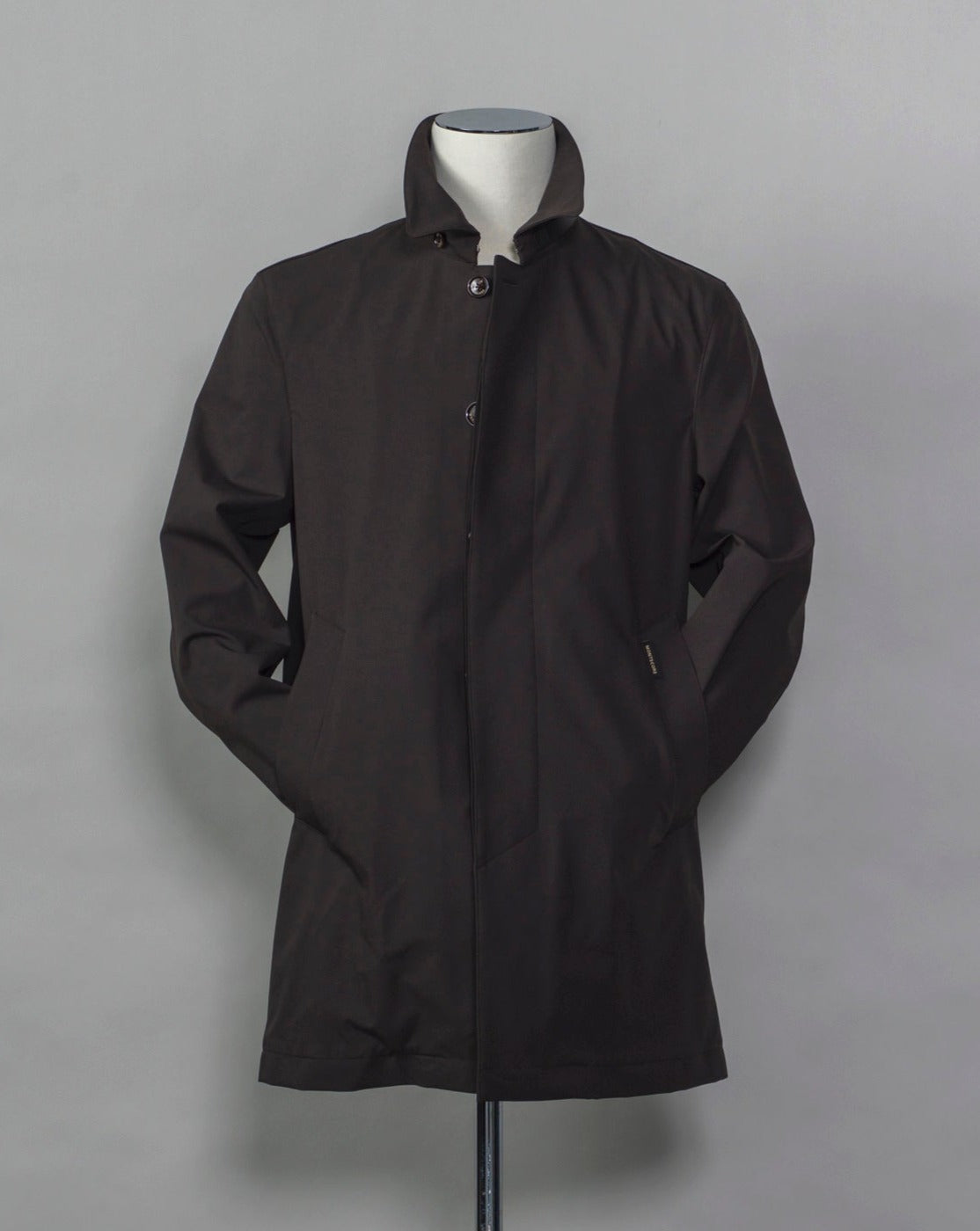 Unlined and unconstructed car coat from Montecore. Two-way-stretch fabric for maximum comfort. Car coat 5 buttons in front Slanted front pockets Center back vent Article: S04MUC600 Compositon: 83% Polyamide 17% Elastan Color: 89 / Dark Navy