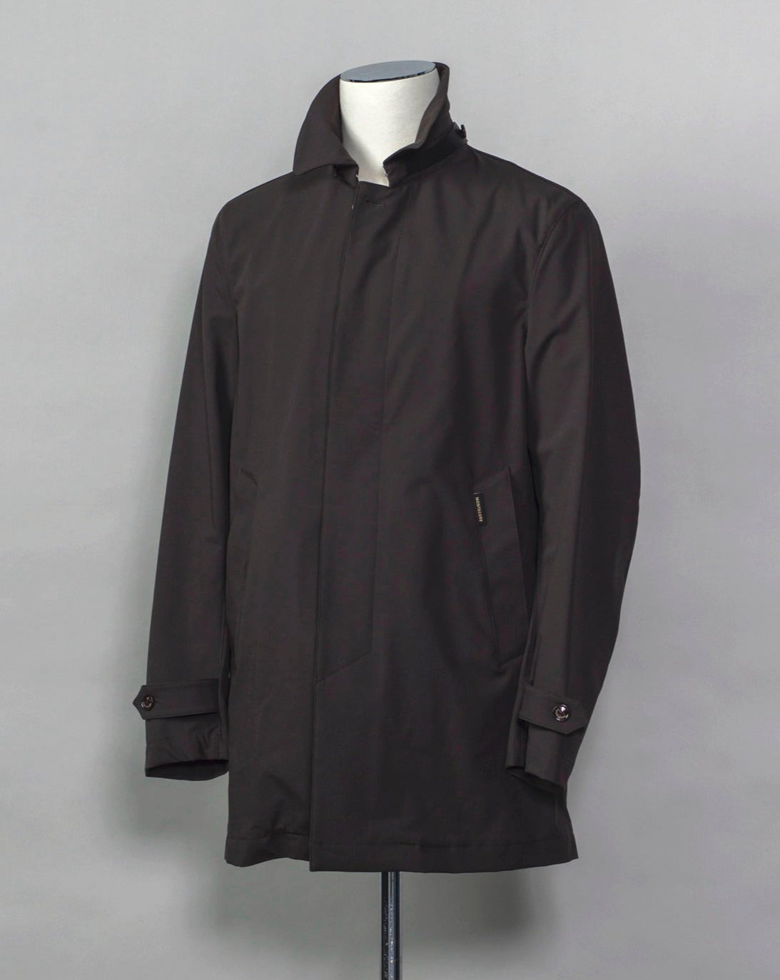 Unlined and unconstructed car coat from Montecore. Two-way-stretch fabric for maximum comfort. Car coat 5 buttons in front Slanted front pockets Center back vent Article: S04MUC600 Compositon: 83% Polyamide 17% Elastan Color: 38 / Dark Olive