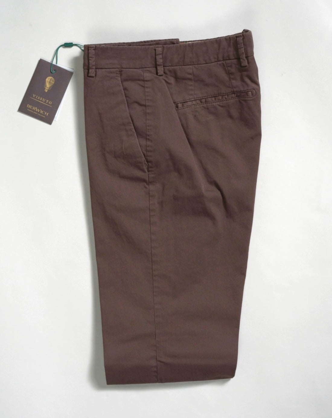 Morello slim fit chinos. A true corner stone of every man’s casual wardrobe. Combine with a smart blazer or a nice knit. By far our best selling model from Berwich. It has been in our collection for several years and will be there in the future for sure. Composition: 98% Cotton 2% Elastan Model: Morello-GD (Garment-Dyed) Article: ts0001x Color: Moro / 1432 Made in Martina Franca, Italy