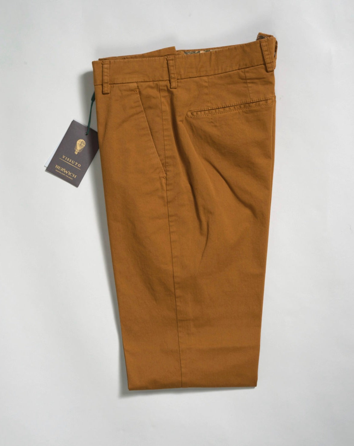 Morello slim fit chinos. A true corner stone of every man’s casual wardrobe. Combine with a smart blazer or a nice knit. By far our best selling model from Berwich. It has been in our collection for several years and will be there in the future for sure. Composition: 98% Cotton 2% Elastan Model: Morello-GD (Garment-Dyed) Article: ts0001x Color: Biscotto / 887 Made in Martina Franca, Italy