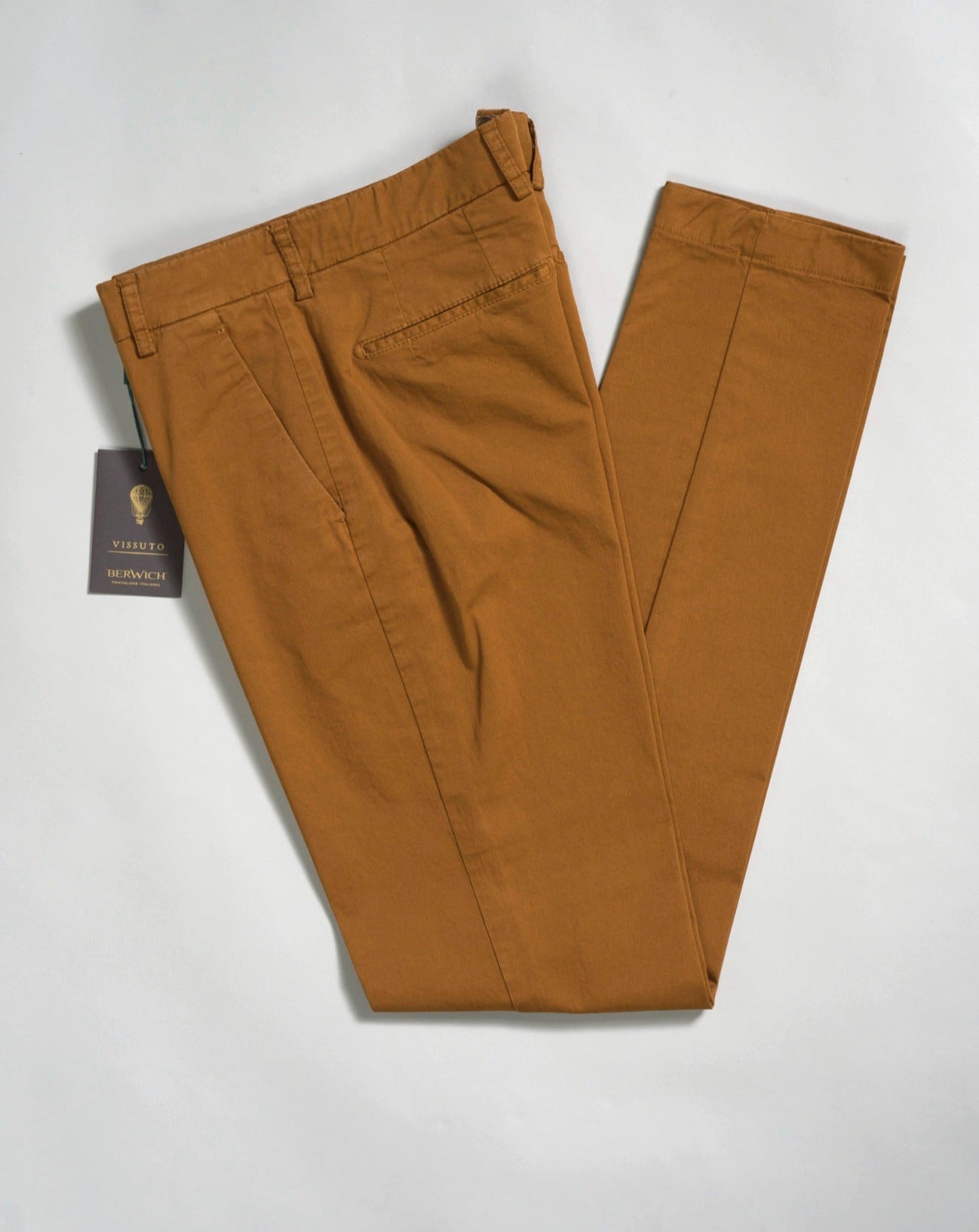 Morello slim fit chinos. A true corner stone of every man’s casual wardrobe. Combine with a smart blazer or a nice knit. By far our best selling model from Berwich. It has been in our collection for several years and will be there in the future for sure. Composition: 98% Cotton 2% Elastan Model: Morello-GD (Garment-Dyed) Article: ts0001x Color: Biscotto / 887 Made in Martina Franca, Italy