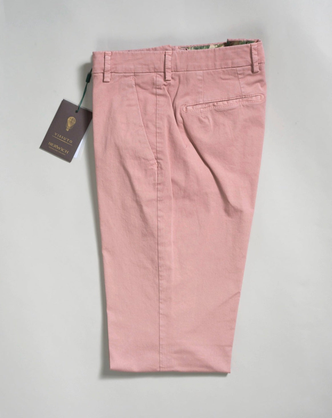 Morello slim fit chinos. A true corner stone of every man’s casual wardrobe. Combine with a smart blazer or a nice knit. By far our best selling model from Berwich. It has been in our collection for several years and will be there in the future for sure. Composition: 98% Cotton 2% Elastan Model: Morello-GD (Garment-Dyed) Article: ts0001x Color: Rosa / 2528 Made in Martina Franca, Italy