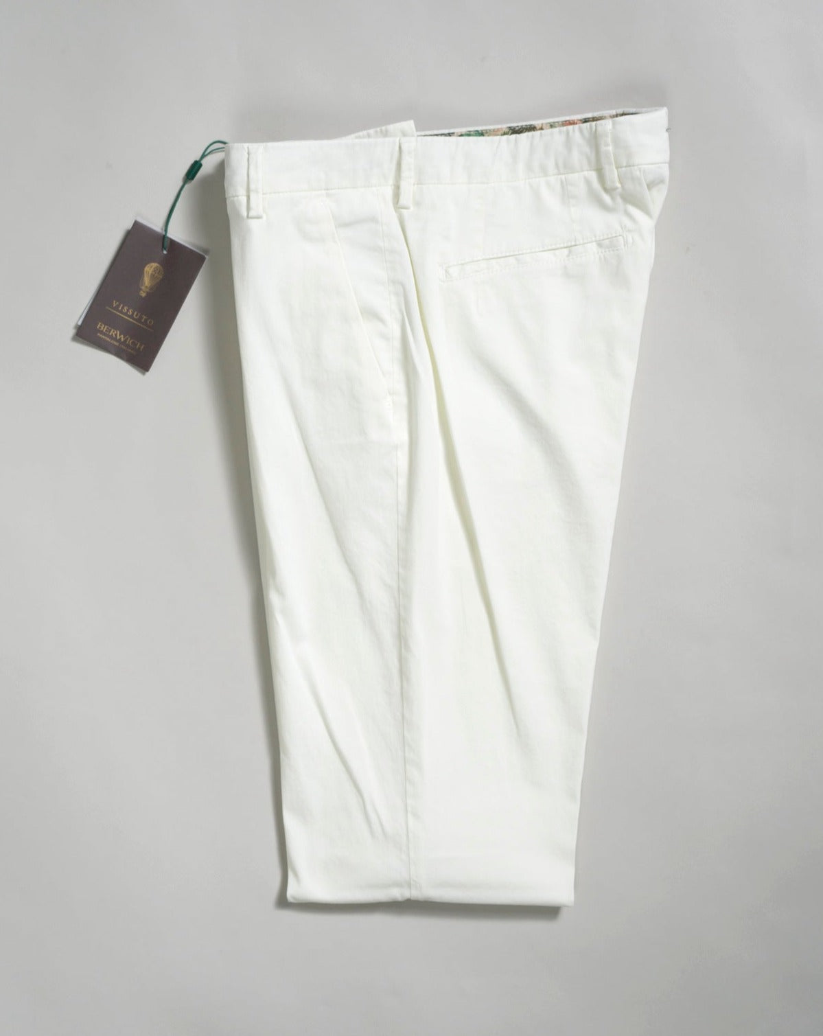 Morello slim fit chinos. A true corner stone of every man’s casual wardrobe. Combine with a smart blazer or a nice knit. By far our best selling model from Berwich. It has been in our collection for several years and will be there in the future for sure. Composition: 98% Cotton 2% Elastan Model: Morello-GD (Garment-Dyed) Article: ts0001x Color: Panna / 001 Made in Martina Franca, Italy