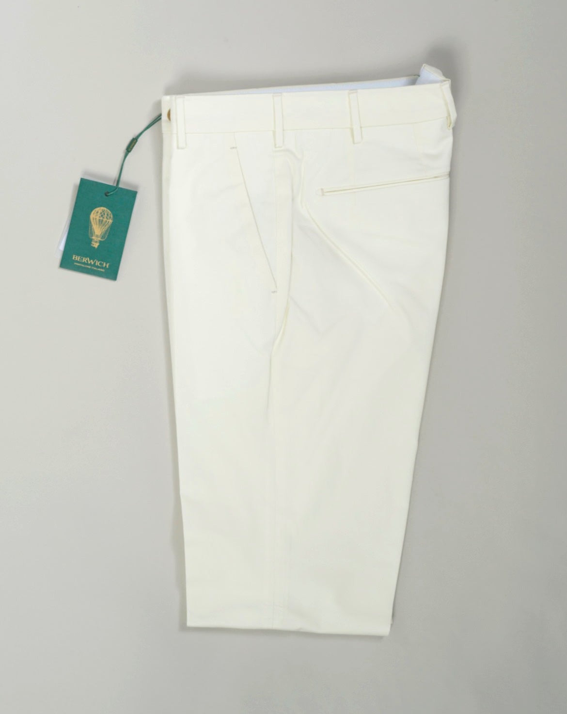 Basic Morello slim fit chinos. These chinos are crafted of yarn dyed fabric to achieve a very clean and sophisticated look. Composition: 97% Cotton 3% Elastan Model: Morello Article: ck1970x Color: Chalk Made in Martina Franca, Italy