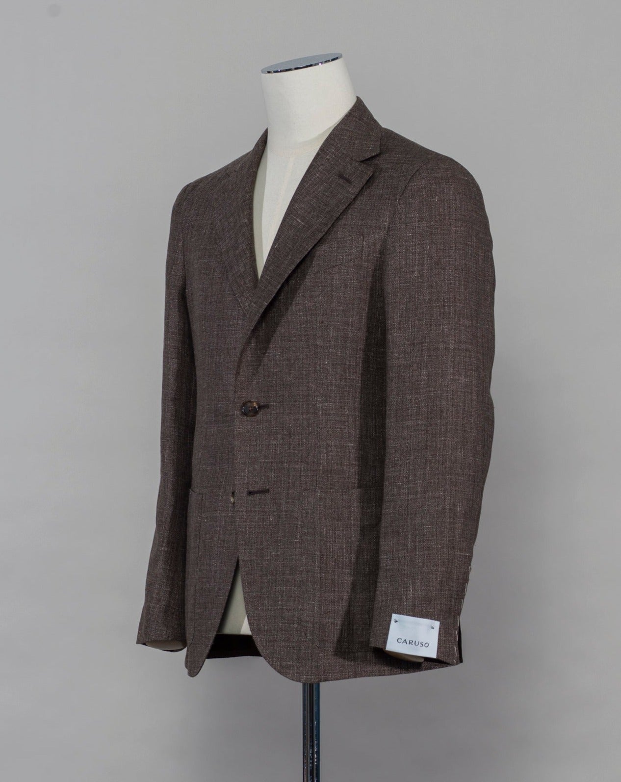 Caruso blazer impeccably tailored in Soragna, Parma, Italy. Stunning lightness and ease of movement without losing the classic tailored elegance. These are some of the ingredients that make Italian tailoring world famous and you can find it all in Caruso garments. Beautiful handmade detailing and naturally with a full canvas structure inside. Full canvas Half lined Unconstructed shoulder Model: Tosca Composition: 58% linen & 42% wool Color: 0560 / Brown Article: BF2CM204A
