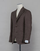 Caruso blazer impeccably tailored in Soragna, Parma, Italy. Stunning lightness and ease of movement without losing the classic tailored elegance. These are some of the ingredients that make Italian tailoring world famous and you can find it all in Caruso garments.  Beautiful handmade detailing and naturally with a full canvas structure inside.  Full canvas Half lined  Unconstructed shoulder Model: Tosca Composition: 58% linen & 42% wool Color: 0560 / Brown Article: BF2CM204A