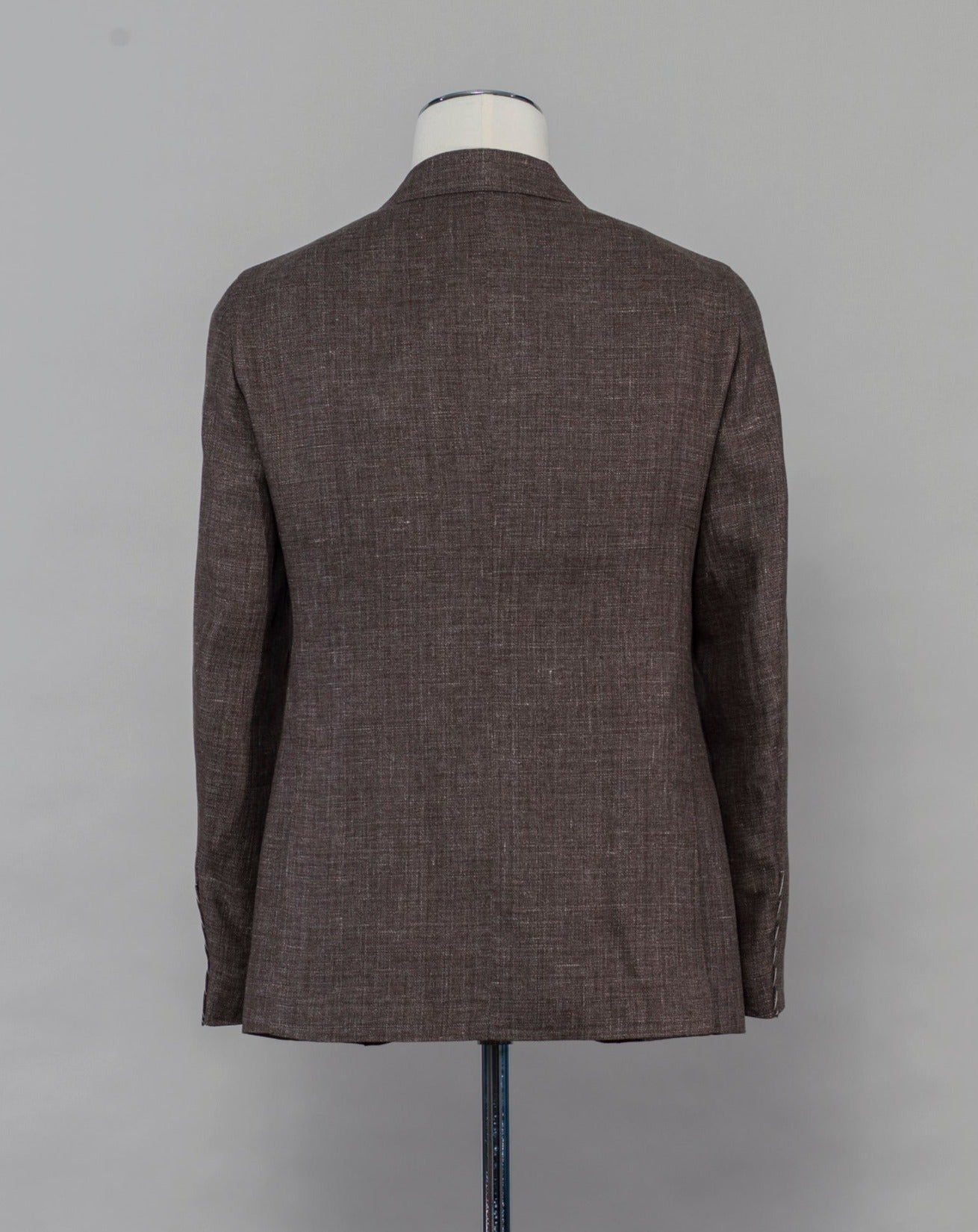 Caruso blazer impeccably tailored in Soragna, Parma, Italy. Stunning lightness and ease of movement without losing the classic tailored elegance. These are some of the ingredients that make Italian tailoring world famous and you can find it all in Caruso garments. Beautiful handmade detailing and naturally with a full canvas structure inside. Full canvas Half lined Unconstructed shoulder Model: Tosca Composition: 58% linen & 42% wool Color: 0560 / Brown Article: BF2CM204A