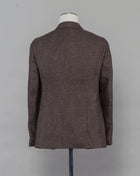 Caruso blazer impeccably tailored in Soragna, Parma, Italy. Stunning lightness and ease of movement without losing the classic tailored elegance. These are some of the ingredients that make Italian tailoring world famous and you can find it all in Caruso garments.  Beautiful handmade detailing and naturally with a full canvas structure inside.  Full canvas Half lined  Unconstructed shoulder Model: Tosca Composition: 58% linen & 42% wool Color: 0560 / Brown Article: BF2CM204A