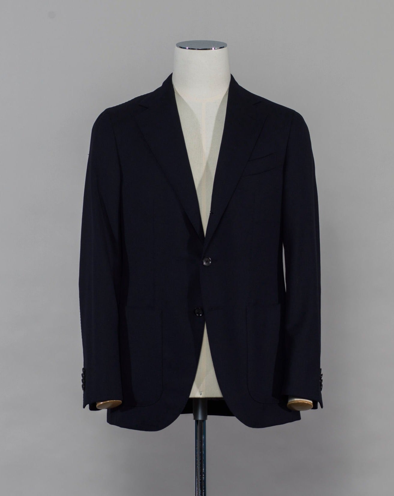 Caruso blazer impeccably tailored in Soragna, Parma, Italy. Stunning lightness and ease of movement without losing the classic tailored elegance. These are some of the ingredients that make Italian tailoring world famous and you can find it all in Caruso garments. Beautiful handmade detailing and naturally with a full canvas structure inside. Full canvas Half lined Unconstructed shoulder Mod. Aida 100% wool Col. 0110 / Navy