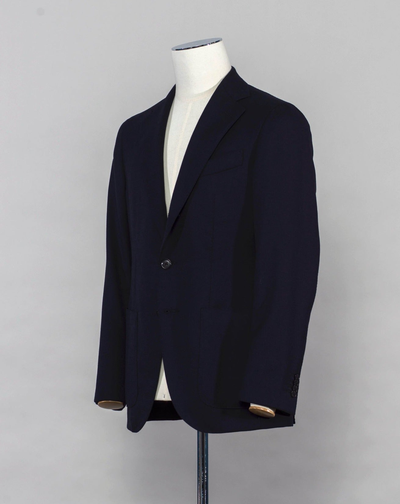 Caruso blazer impeccably tailored in Soragna, Parma, Italy. Stunning lightness and ease of movement without losing the classic tailored elegance. These are some of the ingredients that make Italian tailoring world famous and you can find it all in Caruso garments. Beautiful handmade detailing and naturally with a full canvas structure inside. Full canvas Half lined Unconstructed shoulder Mod. Aida 100% wool Col. 0110 / Navy