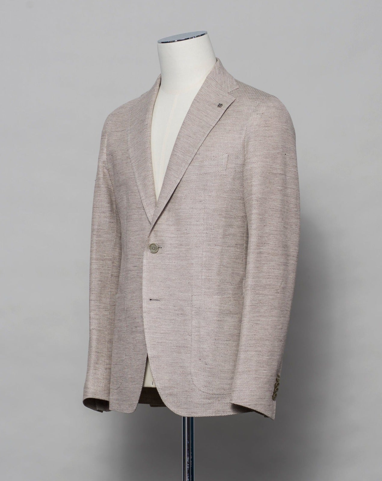 Tagliatore linen/cotton jersey blazer. Model Montecarlo, which is familiar to most of our regular customers. Slim fit with light unconstructed make. Comfortable to wear and easy to combine with almost anything. If in doubt of your size, please contact us HERE. Composition: 59% Linen 41% Cotton Modello: Monte Carlo / 1SMJ22K - PE Color: Light Beige / A1324 Unconstructed Unlined 2 Buttons Notch lapel Patch pockets Side vents Made in Martina Franca, Italy