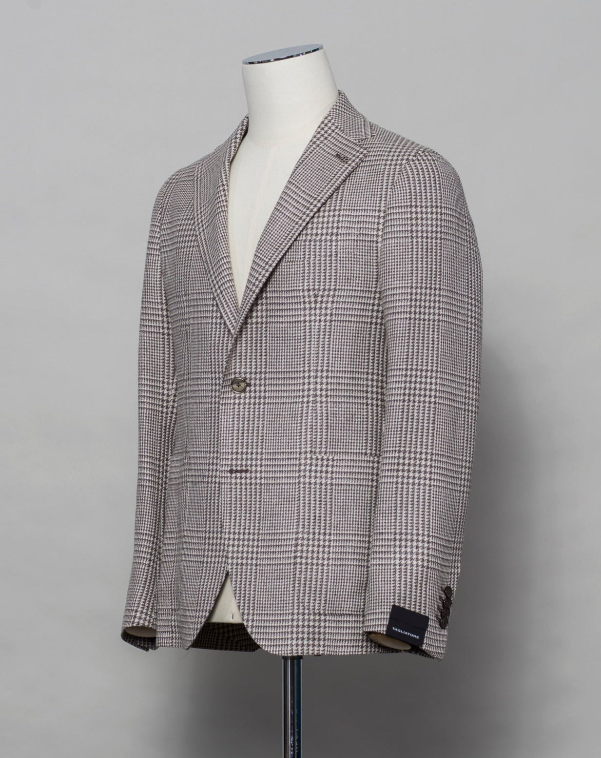 Tagliatore linen/cotton jersey blazer. Model Montecarlo, which is familiar to most of our regular customers. Slim fit with light unconstructed make. Comfortable to wear and easy to combine with almost anything. If in doubt of your size, please contact us HERE. Composition: 42% Linen 21% Silk 21% Wool 15% Cotton 1% Elastan Modello: Monte Carlo / 1SMC22K Color: Brown & Cream / T3143 Unconstructed Unlined 2 Buttons Notch lapel Patch pockets Side vents Made in Martina Franca, Italy