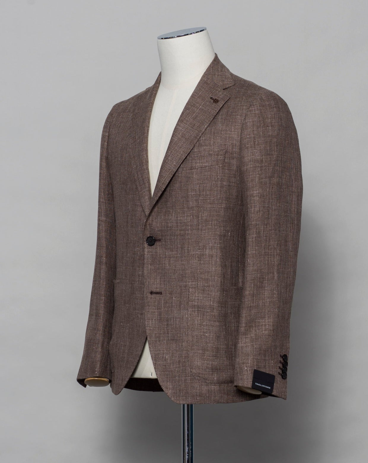 Tagliatore linen/wool blazer. Model Montecarlo, which is familiar to most of our regular customers. Slim fit with light unconstructed make. Comfortable to wear and easy to combine with almost anything. If in doubt of your size, please contact us HERE. Composition: 60% Linen 40% Virgin wool Modello: Monte Carlo / 1SMC22K Color: Brown / T1056 Unconstructed Unlined 2 Buttons Notch lapel Patch pockets Side vents Made in Martina Franca, Italy