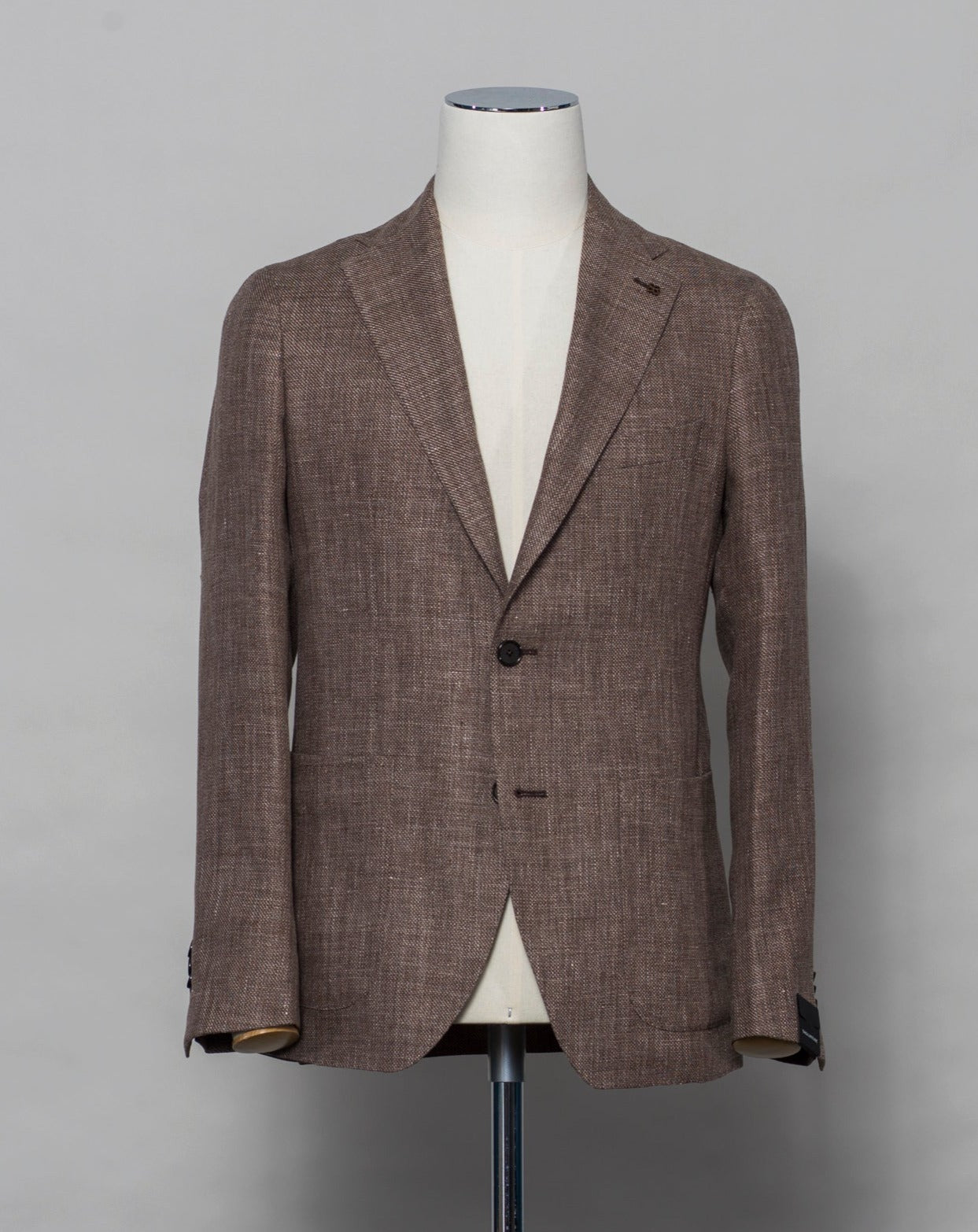 Tagliatore linen/wool blazer. Model Montecarlo, which is familiar to most of our regular customers. Slim fit with light unconstructed make. Comfortable to wear and easy to combine with almost anything. If in doubt of your size, please contact us HERE. Composition: 60% Linen 40% Virgin wool Modello: Monte Carlo / 1SMC22K Color: Brown / T1056 Unconstructed Unlined 2 Buttons Notch lapel Patch pockets Side vents Made in Martina Franca, Italy