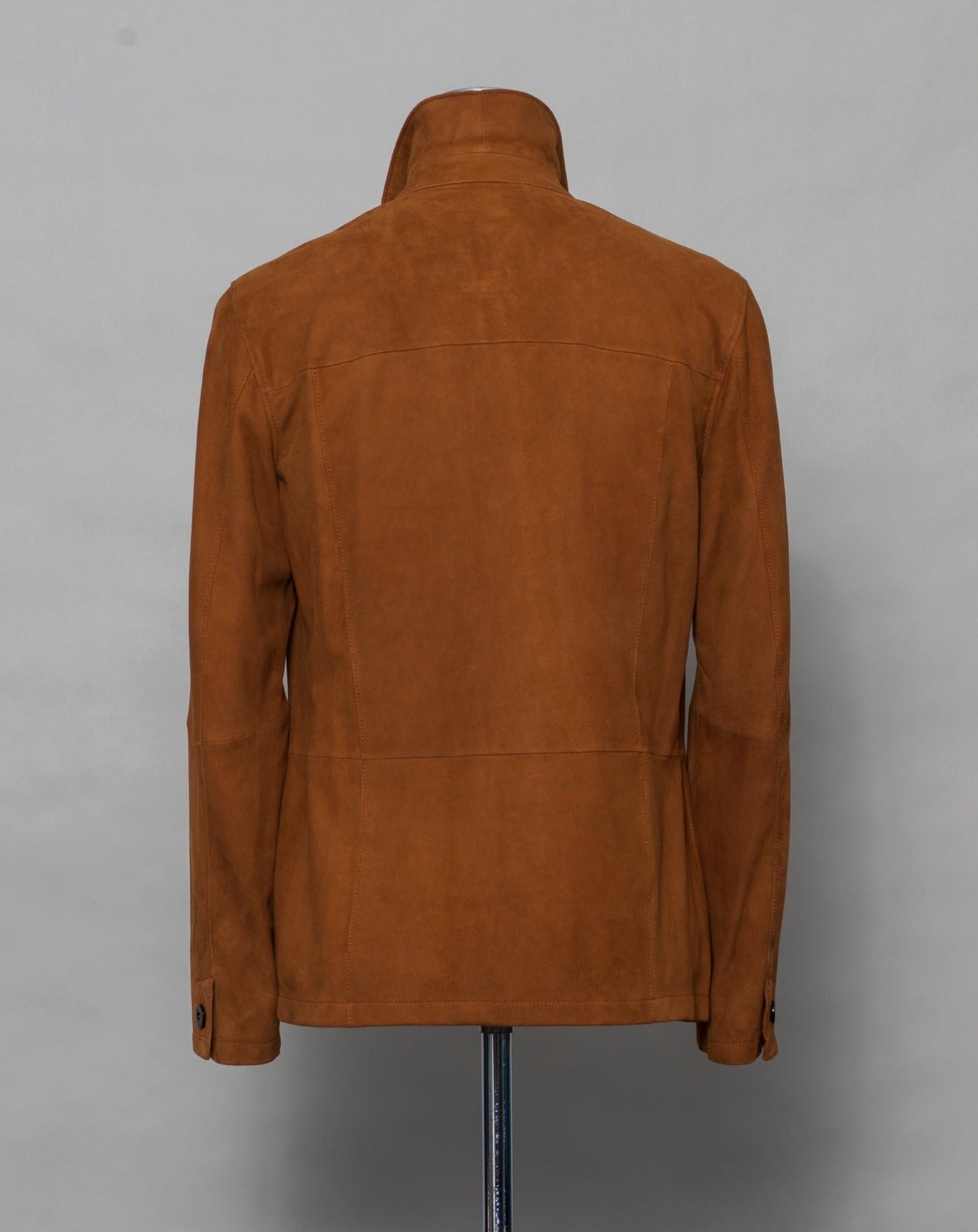 Light jacket made of soft goatskin suede and napped inside. Super soft leather make a truly luxurious interpretation of a field jacket. 100% goatskin suede, napped inside Body: unlined, sleeve lining: 100% polyamide Embossed logo Inside pockets Mod: 31 1006 ZN 737