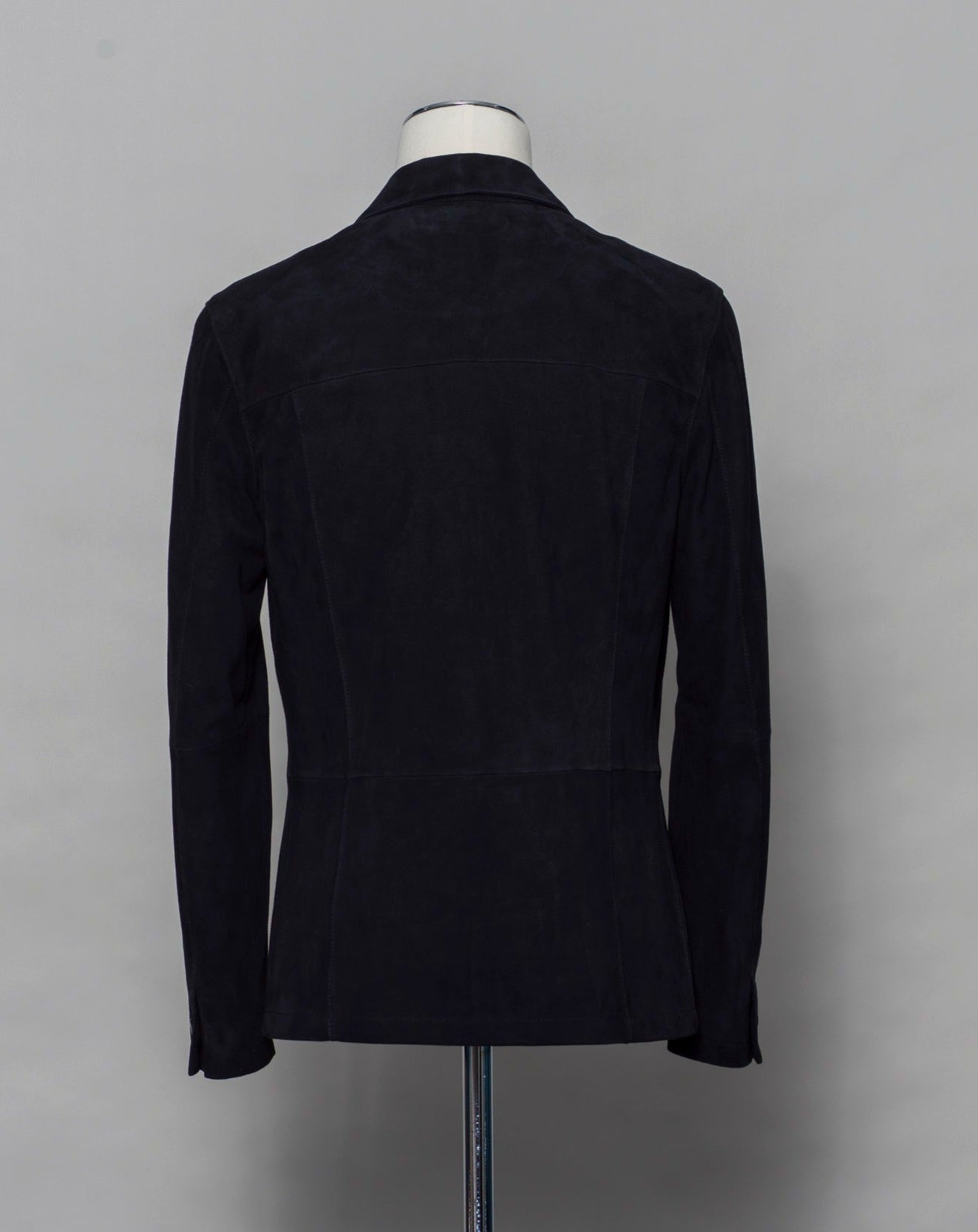 Light jacket made of soft goatskin suede and napped inside. Super soft leather make a truly luxurious interpretation of a field jacket. 100% goatskin suede, napped inside Body: unlined, sleeve lining: 100% polyamide Embossed logo Inside pockets Mod: 31 1006 ZN 575
