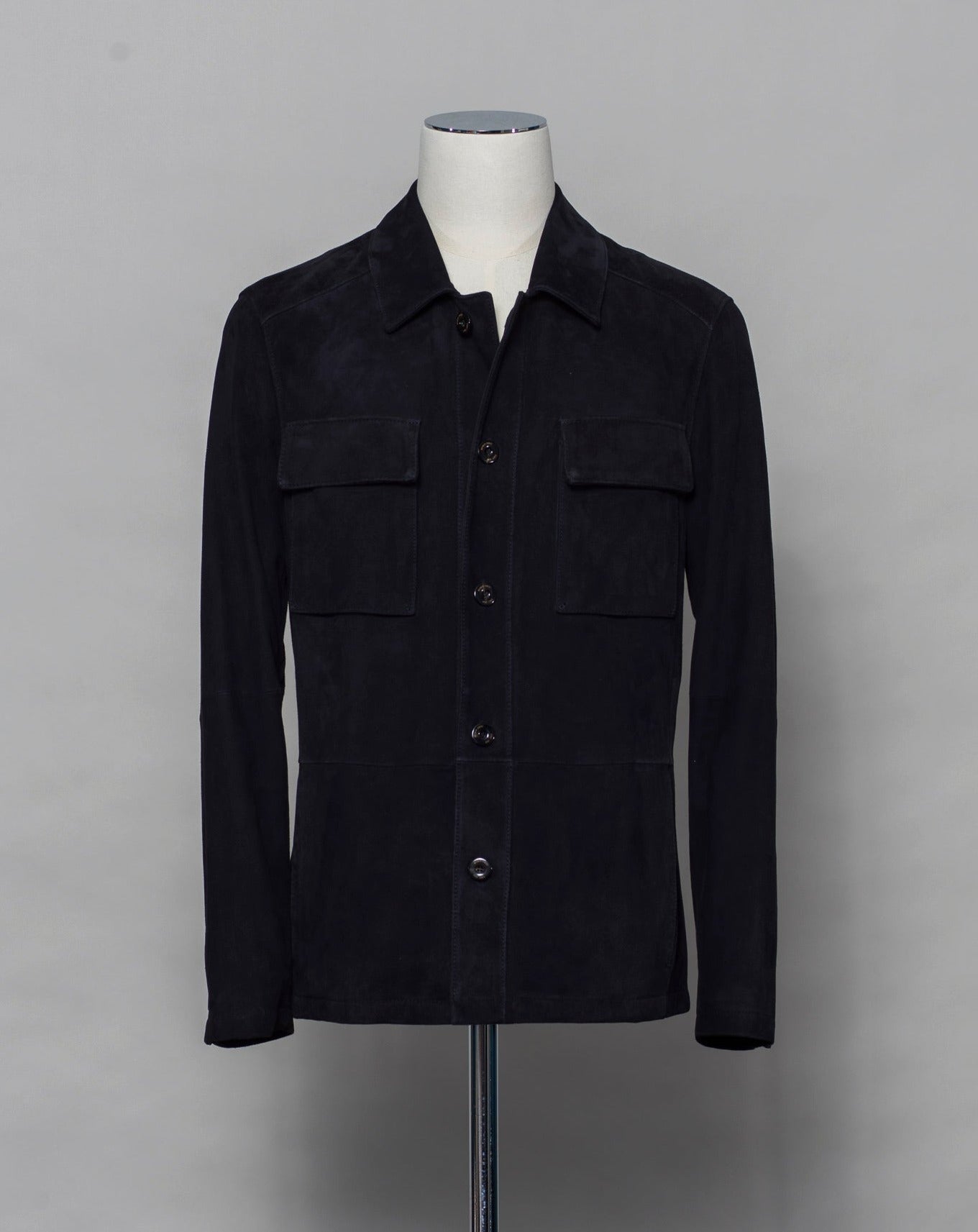 Light jacket made of soft goatskin suede and napped inside. Super soft leather make a truly luxurious interpretation of a field jacket. 100% goatskin suede, napped inside Body: unlined, sleeve lining: 100% polyamide Embossed logo Inside pockets Mod: 31 1006 ZN 575