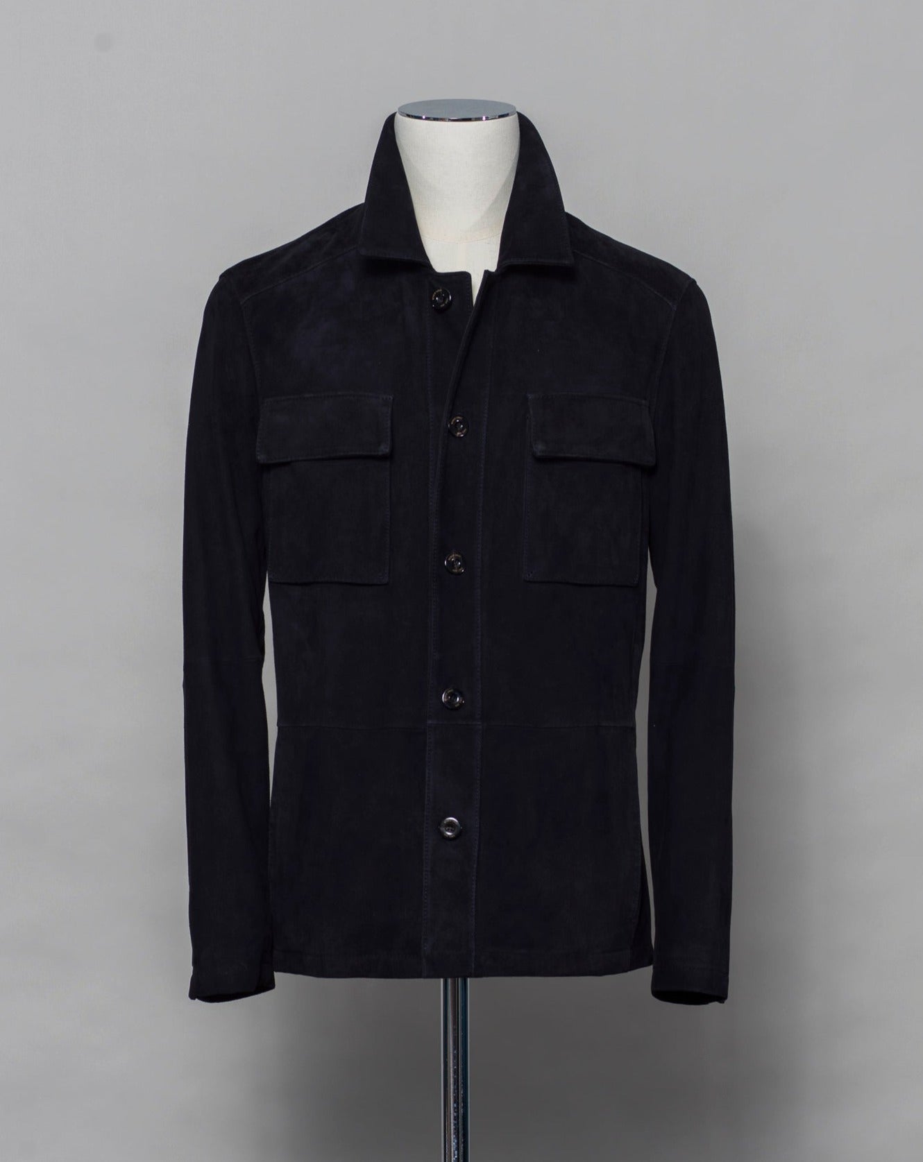 Light jacket made of soft goatskin suede and napped inside. Super soft leather make a truly luxurious interpretation of a field jacket. 100% goatskin suede, napped inside Body: unlined, sleeve lining: 100% polyamide Embossed logo Inside pockets Mod: 31 1006 ZN 575