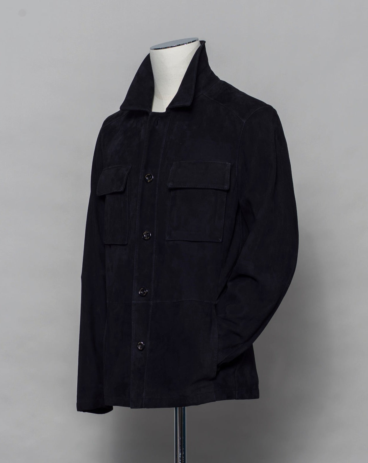Light jacket made of soft goatskin suede and napped inside. Super soft leather make a truly luxurious interpretation of a field jacket. 100% goatskin suede, napped inside Body: unlined, sleeve lining: 100% polyamide Embossed logo Inside pockets Mod: 31 1006 ZN 575