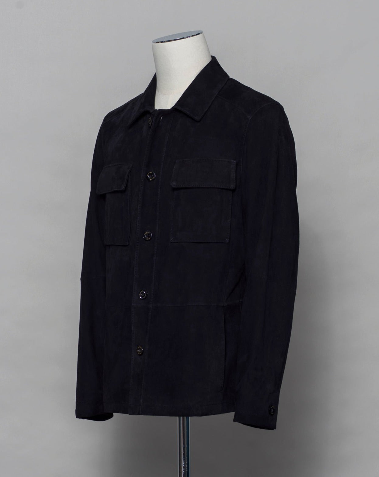Light jacket made of soft goatskin suede and napped inside. Super soft leather make a truly luxurious interpretation of a field jacket. 100% goatskin suede, napped inside Body: unlined, sleeve lining: 100% polyamide Embossed logo Inside pockets Mod: 31 1006 ZN 575