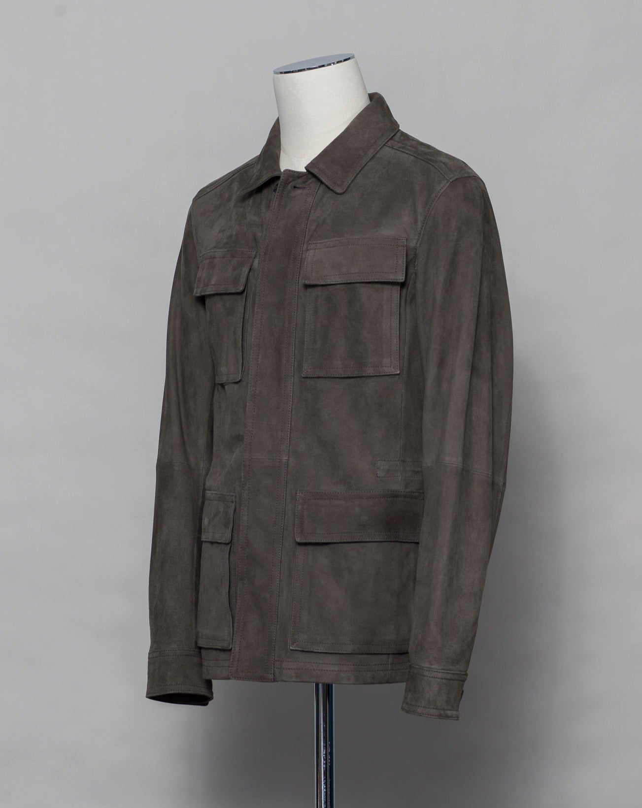 Light field jacket made of soft goatskin suede and napped inside. Four flap pockets in front and adjustable draw string on the waist. Super soft leather and light tone in color together make a truly luxurious interpretation of a field jacket. 100% goatskin suede, napped inside Body: unlined, sleeve lining: 100% polyamide Metal buttons with embossed logo Four large flap pocket Inside pockets Mod: 91 1501 ZN 414