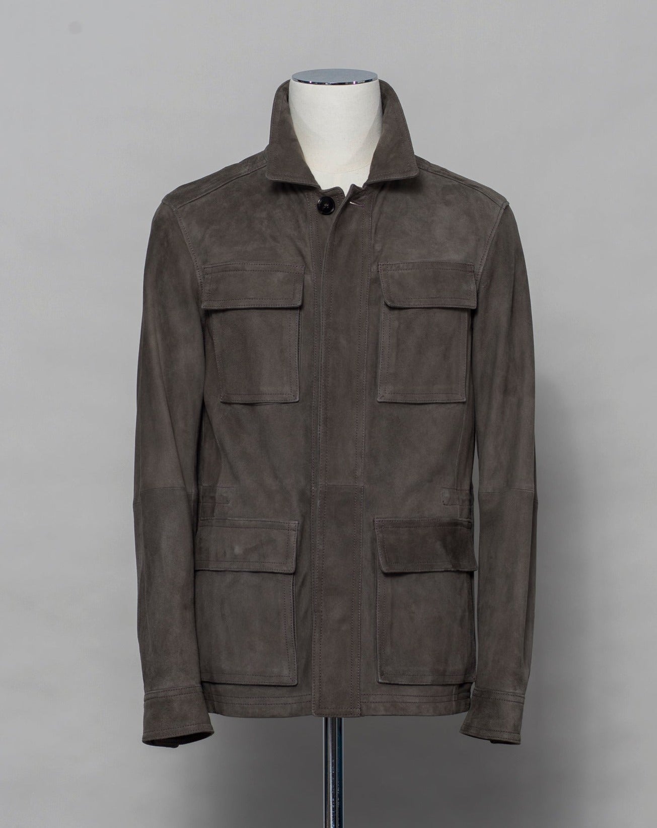 Light field jacket made of soft goatskin suede and napped inside. Four flap pockets in front and adjustable draw string on the waist. Super soft leather and light tone in color together make a truly luxurious interpretation of a field jacket. 100% goatskin suede, napped inside Body: unlined, sleeve lining: 100% polyamide Metal buttons with embossed logo Four large flap pocket Inside pockets Mod: 91 1501 ZN 414