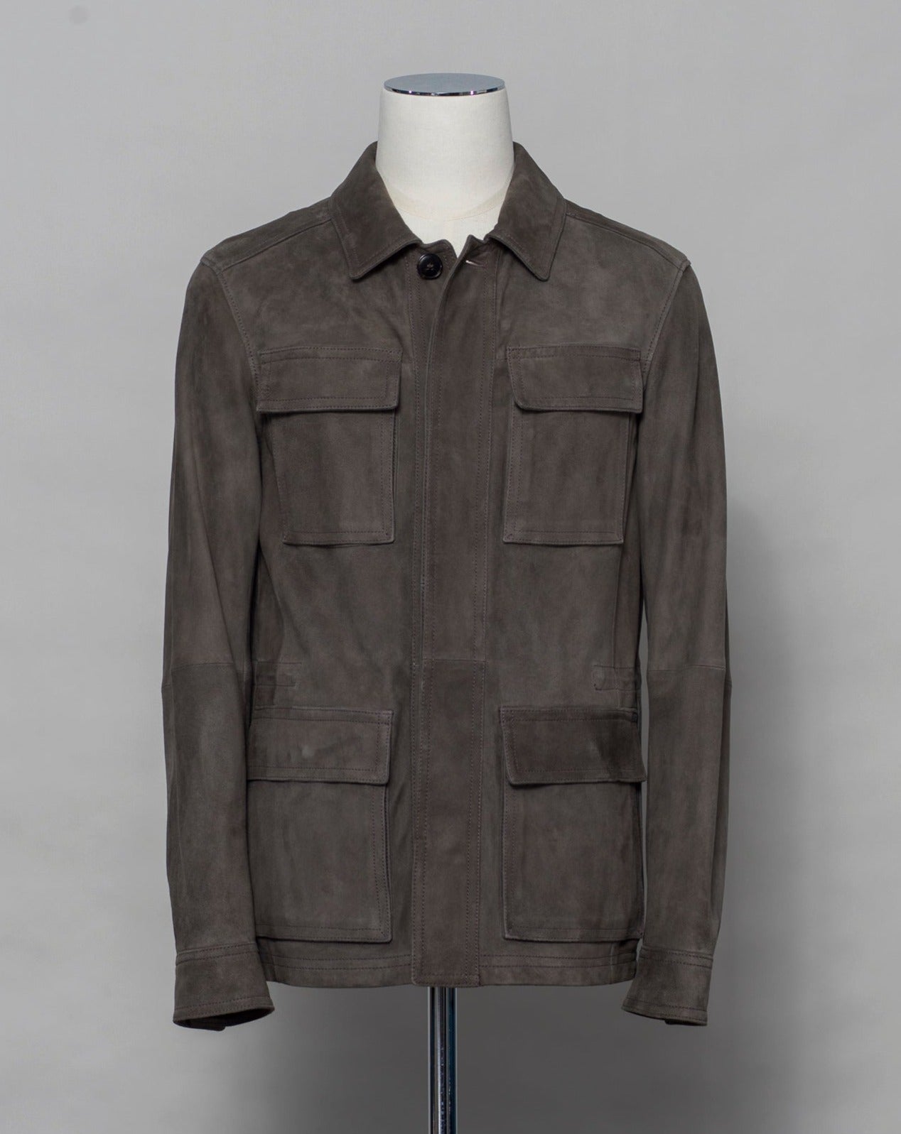 Light field jacket made of soft goatskin suede and napped inside. Four flap pockets in front and adjustable draw string on the waist. Super soft leather and light tone in color together make a truly luxurious interpretation of a field jacket. 100% goatskin suede, napped inside Body: unlined, sleeve lining: 100% polyamide Metal buttons with embossed logo Four large flap pocket Inside pockets Mod: 91 1501 ZN 414