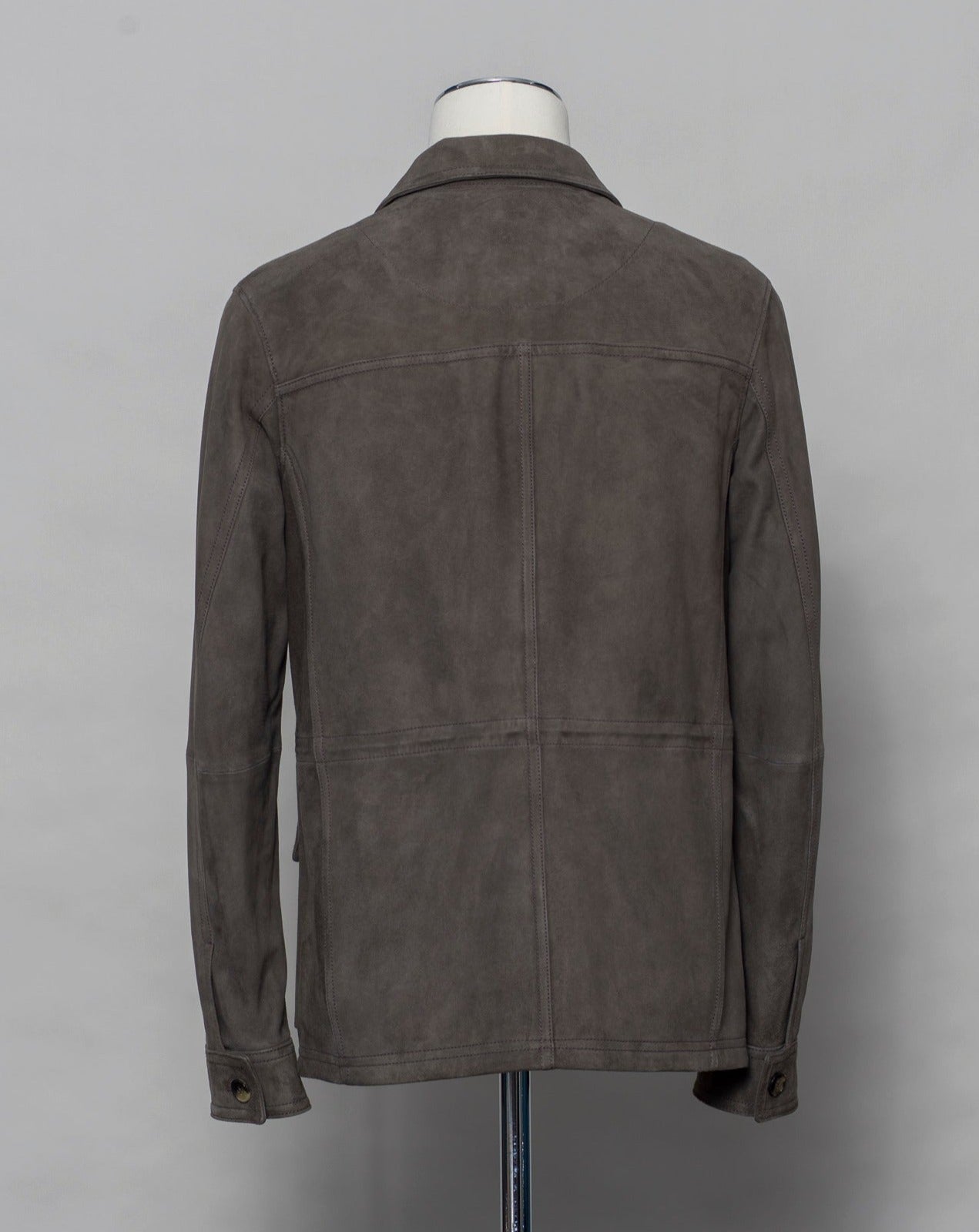 Light field jacket made of soft goatskin suede and napped inside. Four flap pockets in front and adjustable draw string on the waist. Super soft leather and light tone in color together make a truly luxurious interpretation of a field jacket. 100% goatskin suede, napped inside Body: unlined, sleeve lining: 100% polyamide Metal buttons with embossed logo Four large flap pocket Inside pockets Mod: 91 1501 ZN 414