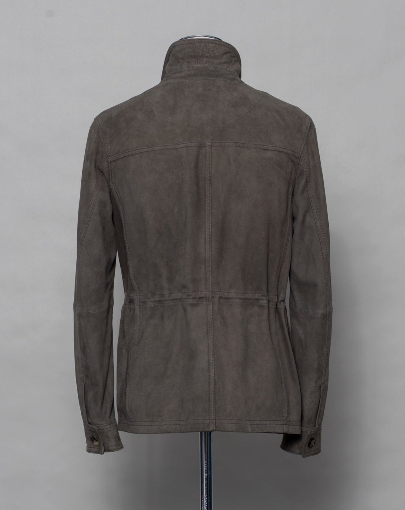Light field jacket made of soft goatskin suede and napped inside. Four flap pockets in front and adjustable draw string on the waist. Super soft leather and light tone in color together make a truly luxurious interpretation of a field jacket. 100% goatskin suede, napped inside Body: unlined, sleeve lining: 100% polyamide Metal buttons with embossed logo Four large flap pocket Inside pockets Mod: 91 1501 ZN 414