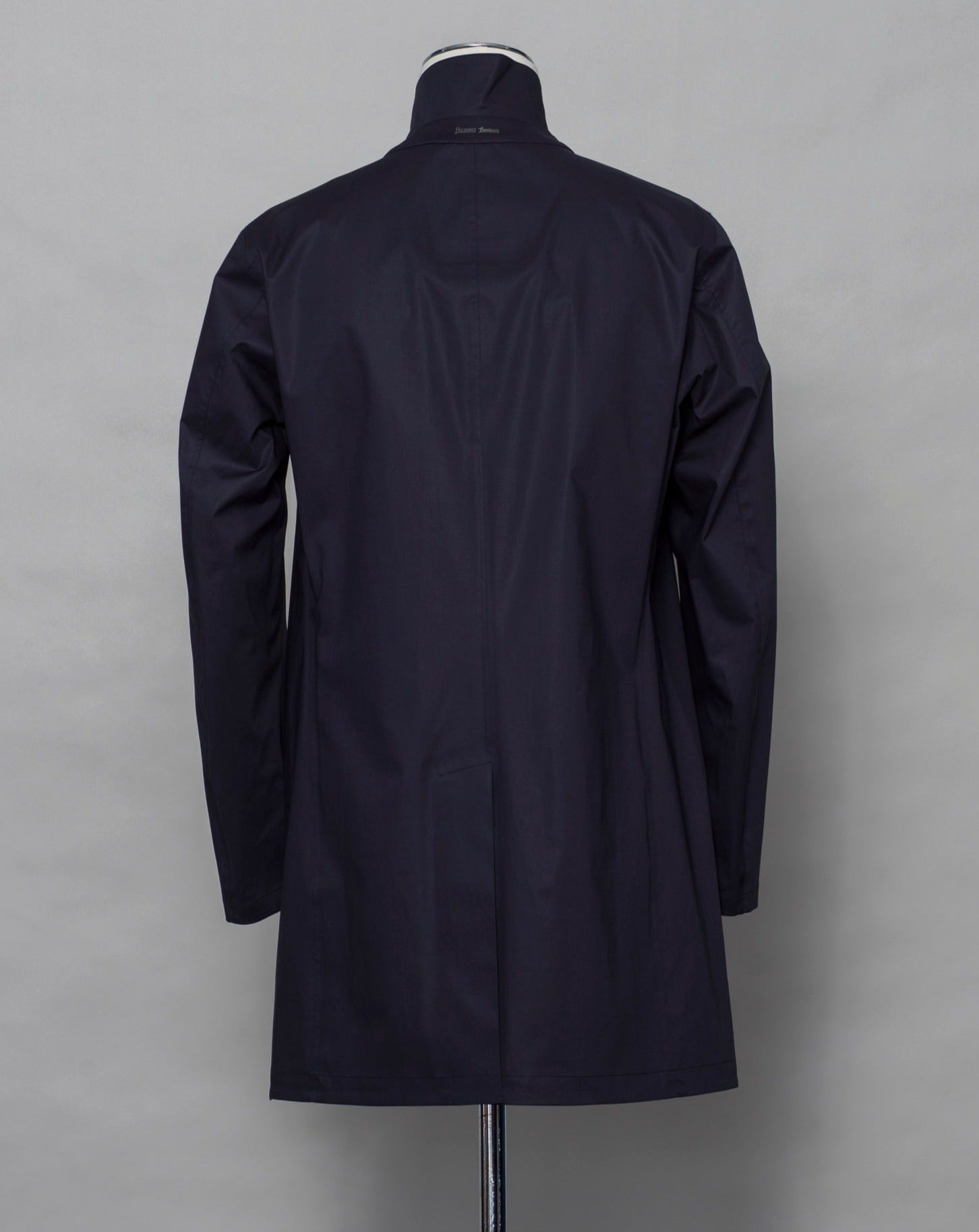 A garment for city wear with a high level of technical performance. Total waterproofing that lasts thanks to the taped seams; wind-resistant and breathable due to the interior GORE-TEX® membrane. Waterproof and windproof double fastening with polyurethane-coated two-way zip and buttons Pockets with press studs Art. IM00062UL 13490 9201 Col. 9201 / Navy